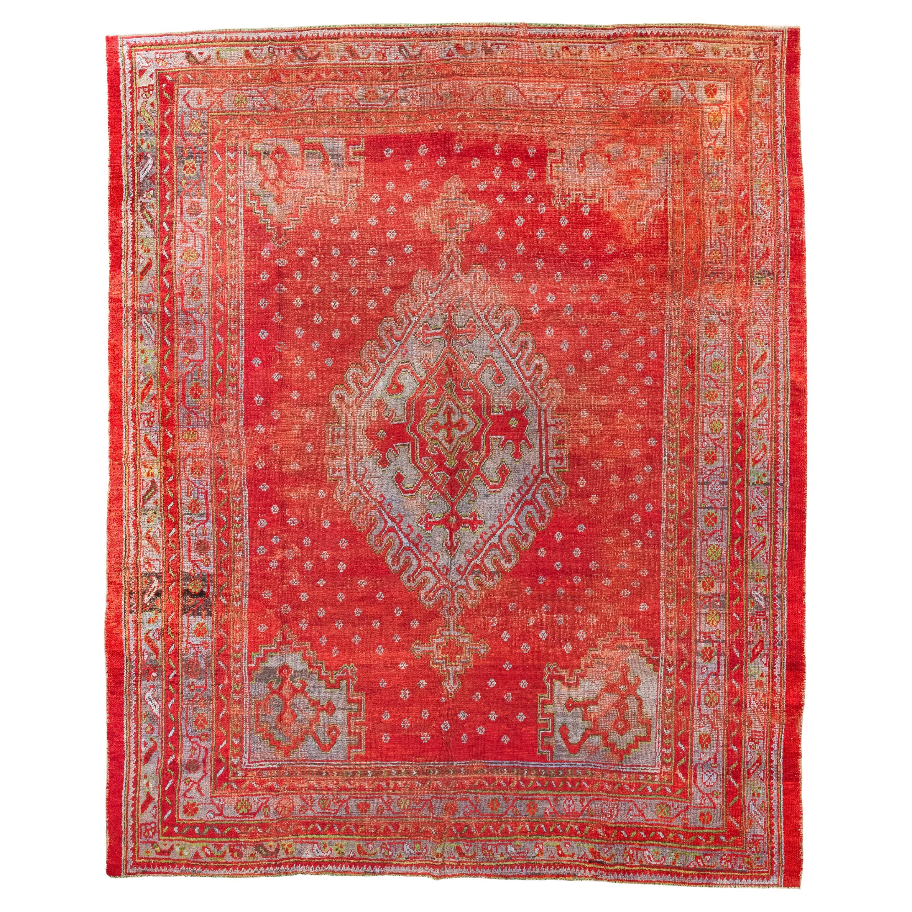 Antico tappeto turco Oushak con medaglione rosso e tenui colori pastello in vendita