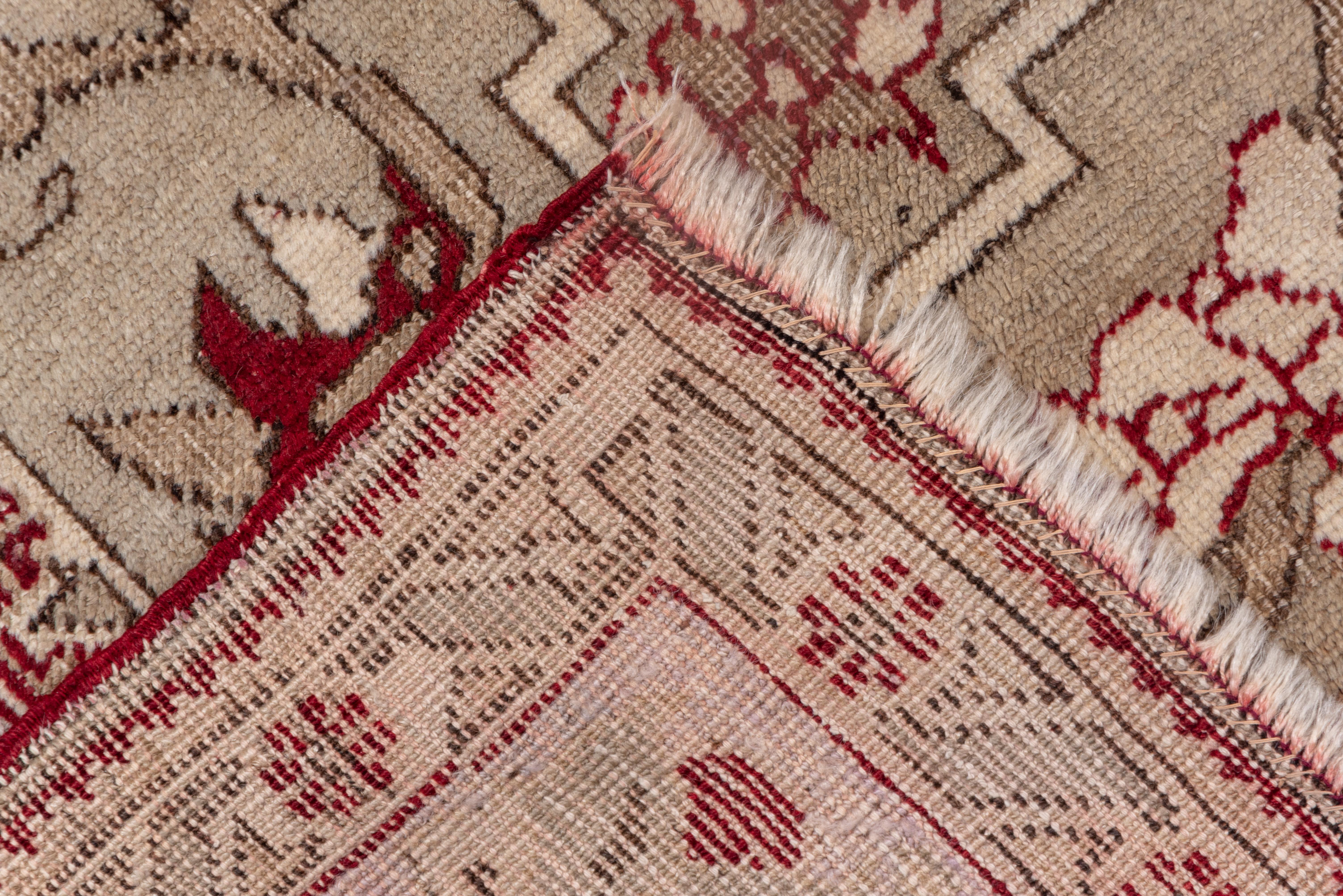 Début du 20ème siècle Tapis turc ancien d'Oushak avec sous-field rouge, vers les années 1920 en vente