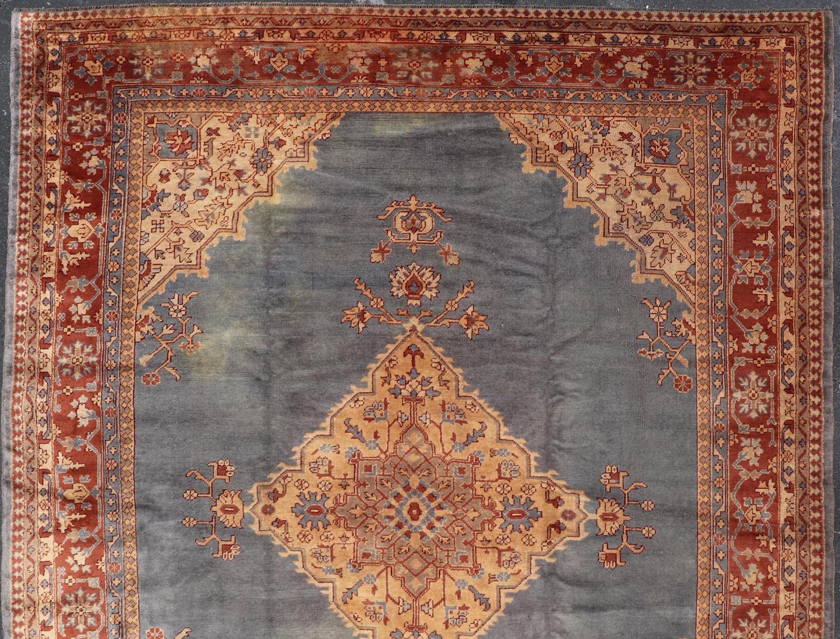 Antiker türkischer Oushak-Teppich mit schieferblauem Feld und brauner Bordüre 10'10 x 14'0 im Angebot 3