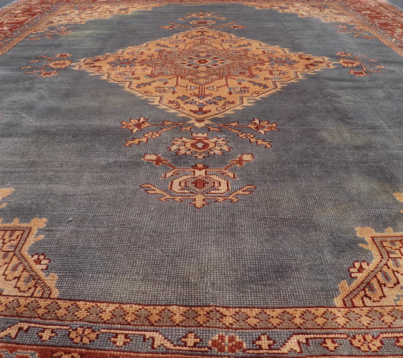 Antiker türkischer Oushak-Teppich mit schieferblauem Feld und brauner Bordüre 10'10 x 14'0 im Angebot 9