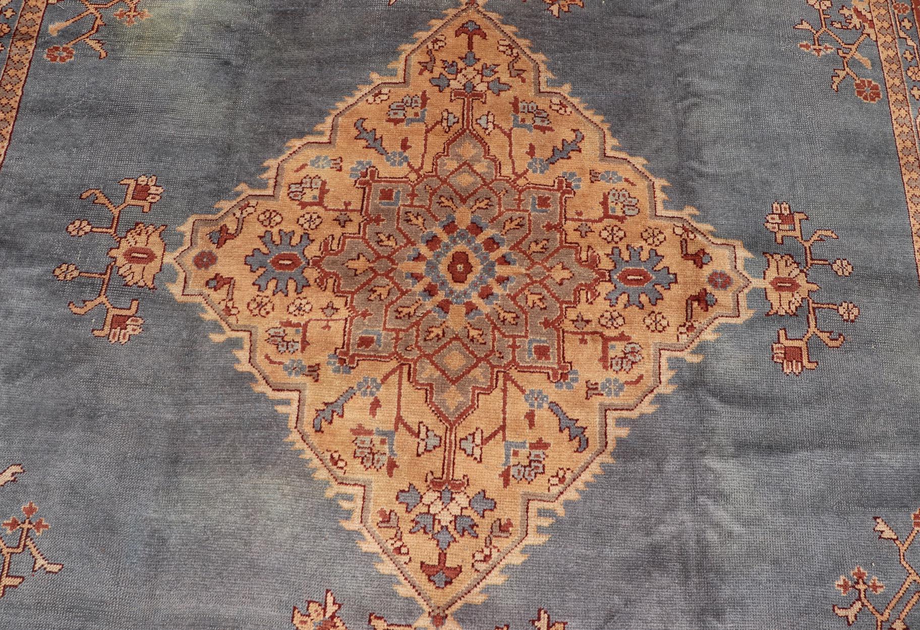 Antiker türkischer Oushak-Teppich mit schieferblauem Feld und brauner Bordüre 10'10 x 14'0 im Angebot 10