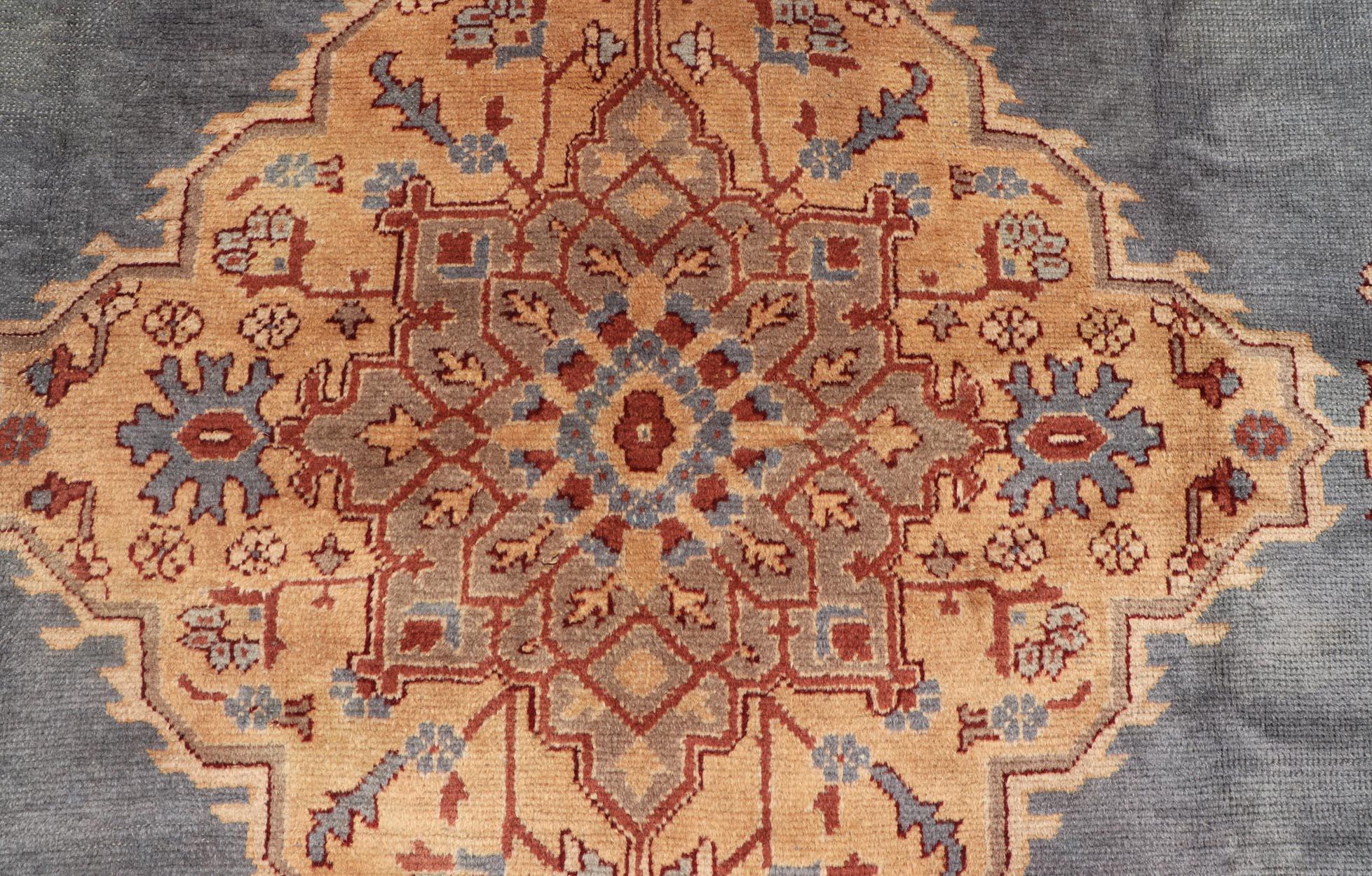 Antiker türkischer Oushak-Teppich mit schieferblauem Feld und brauner Bordüre 10'10 x 14'0 im Angebot 11
