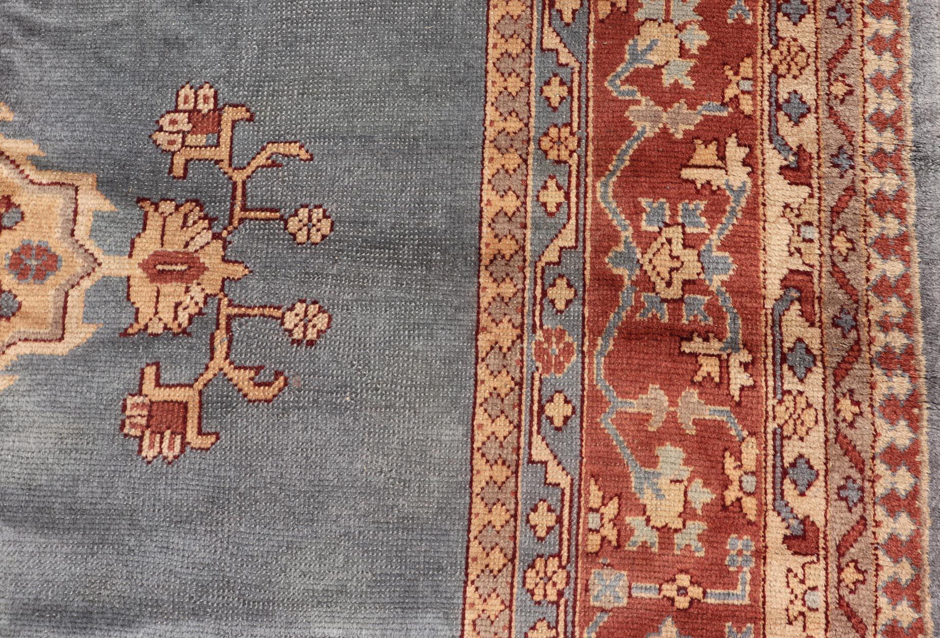 Maße: 10'10 x 14'0
Antiker türkischer Oushak-Teppich mit schieferblauem Feld und warmer brauner Bordüre 10'10 X 14'0. Keivan Woven Arts / Teppich/, Herkunftsland / Typ: Türkei / Oushak, um 1920.

Dieser antike türkische Oushak-Teppich zeichnet sich