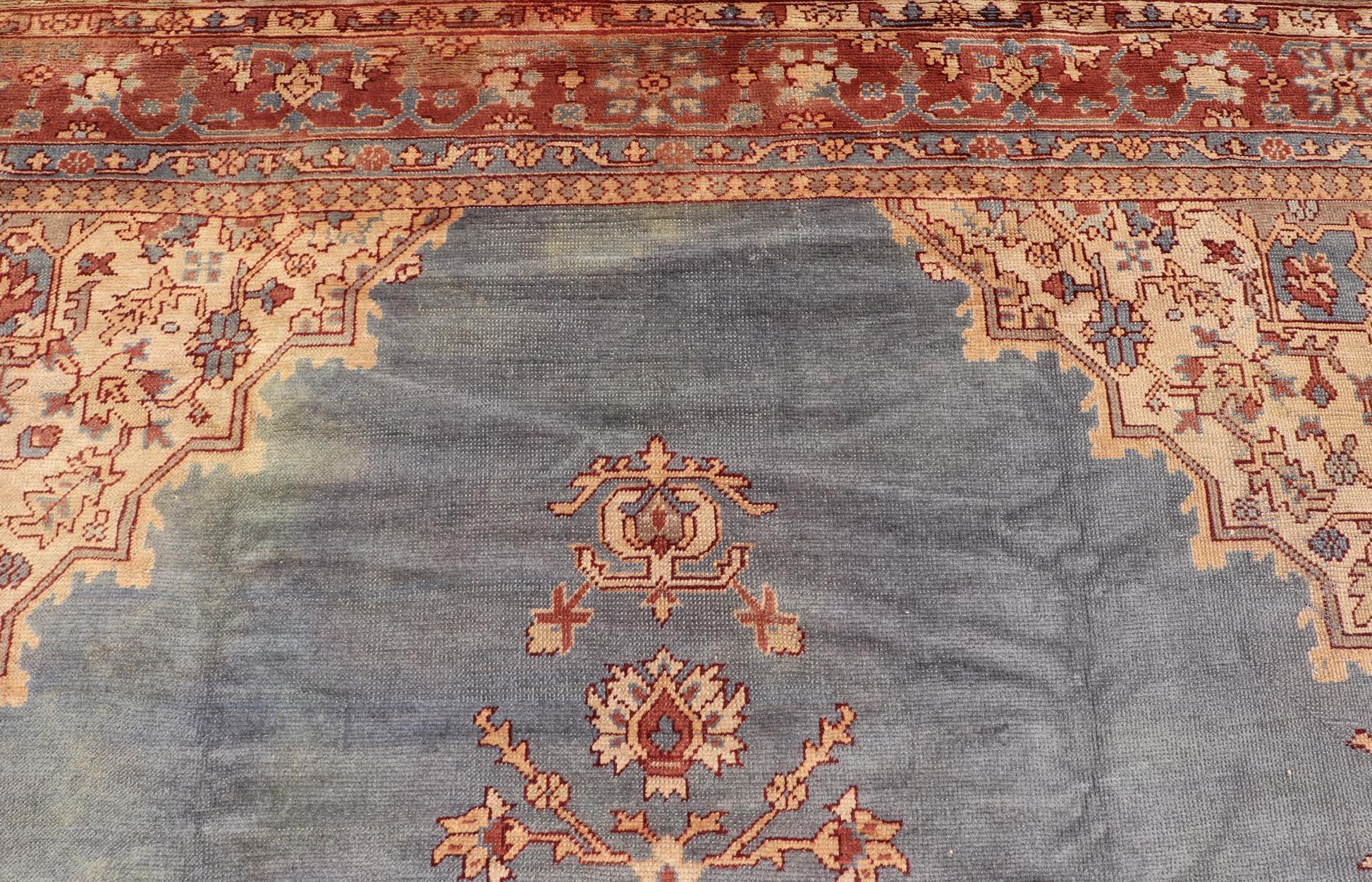 Antiker türkischer Oushak-Teppich mit schieferblauem Feld und brauner Bordüre 10'10 x 14'0 (Türkisch) im Angebot