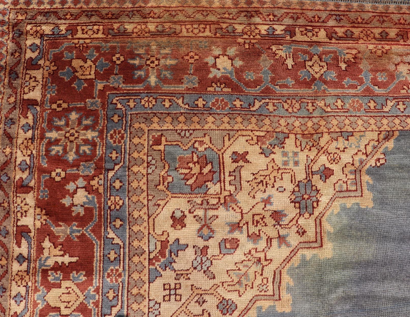 Antiker türkischer Oushak-Teppich mit schieferblauem Feld und brauner Bordüre 10'10 x 14'0 (Handgeknüpft) im Angebot