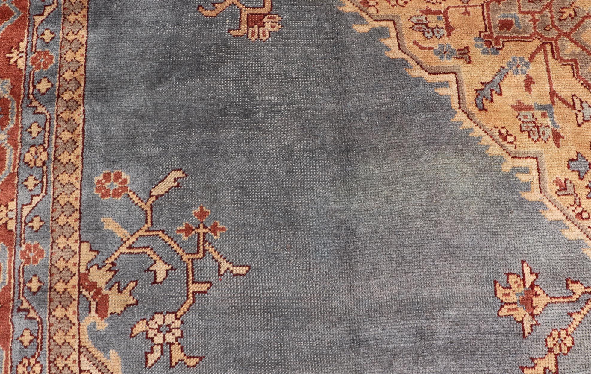 Antiker türkischer Oushak-Teppich mit schieferblauem Feld und brauner Bordüre 10'10 x 14'0 im Zustand „Gut“ im Angebot in Atlanta, GA
