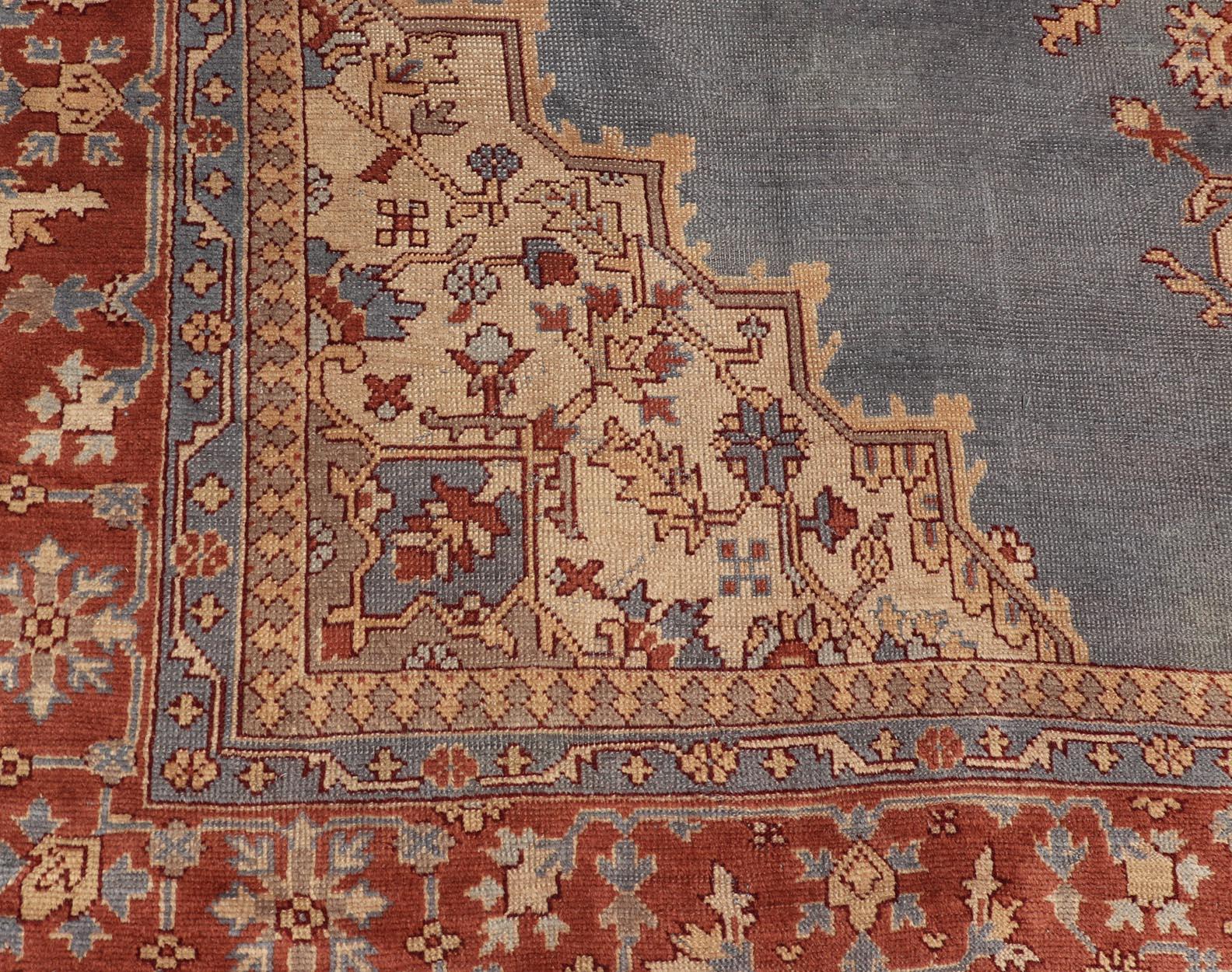 Antiker türkischer Oushak-Teppich mit schieferblauem Feld und brauner Bordüre 10'10 x 14'0 (20. Jahrhundert) im Angebot