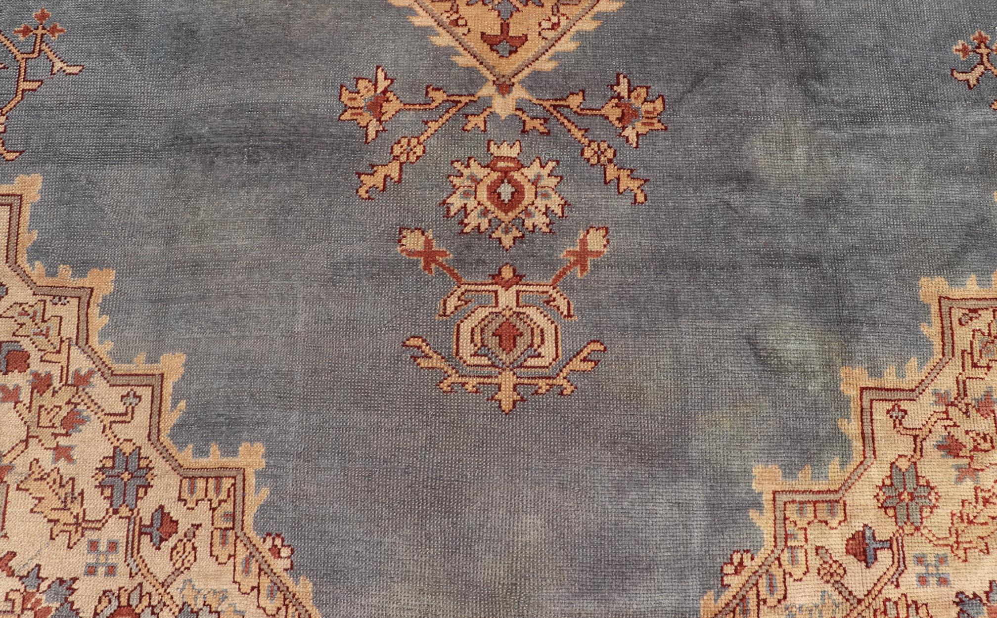 Antiker türkischer Oushak-Teppich mit schieferblauem Feld und brauner Bordüre 10'10 x 14'0 (Wolle) im Angebot