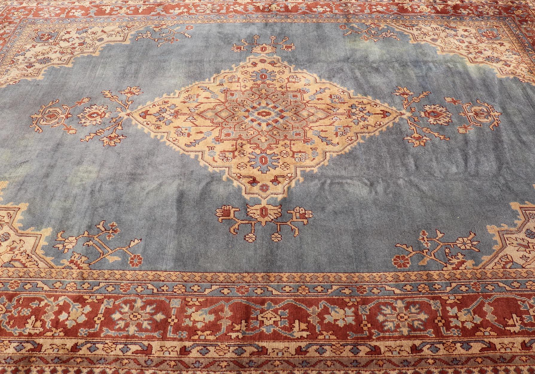 Antiker türkischer Oushak-Teppich mit schieferblauem Feld und brauner Bordüre 10'10 x 14'0 im Angebot 2