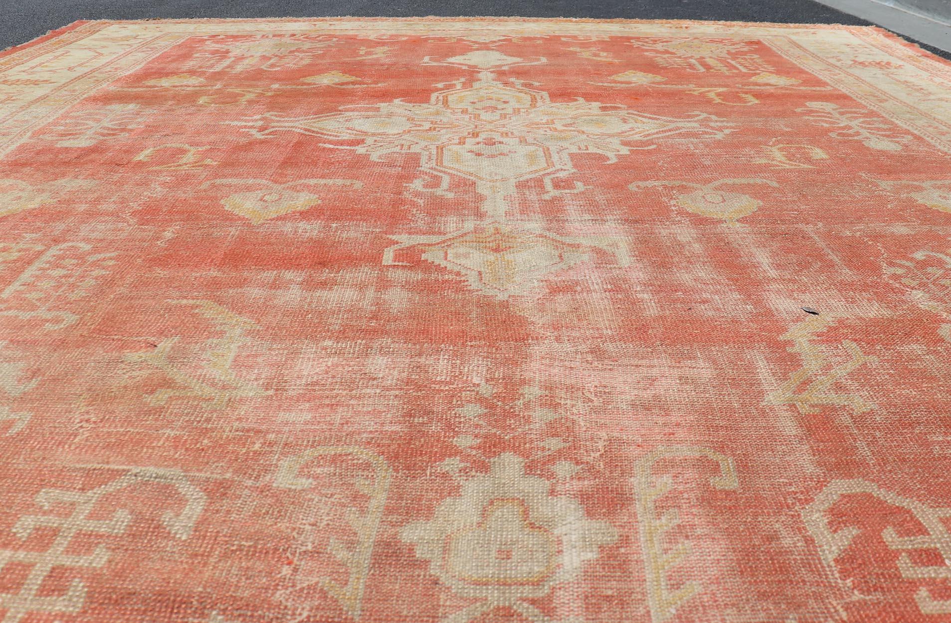 Antiker türkischer Oushak-Teppich mit weichem Apricot-Feld und verblasstem Creme 11'5 x 15'0 im Angebot 6