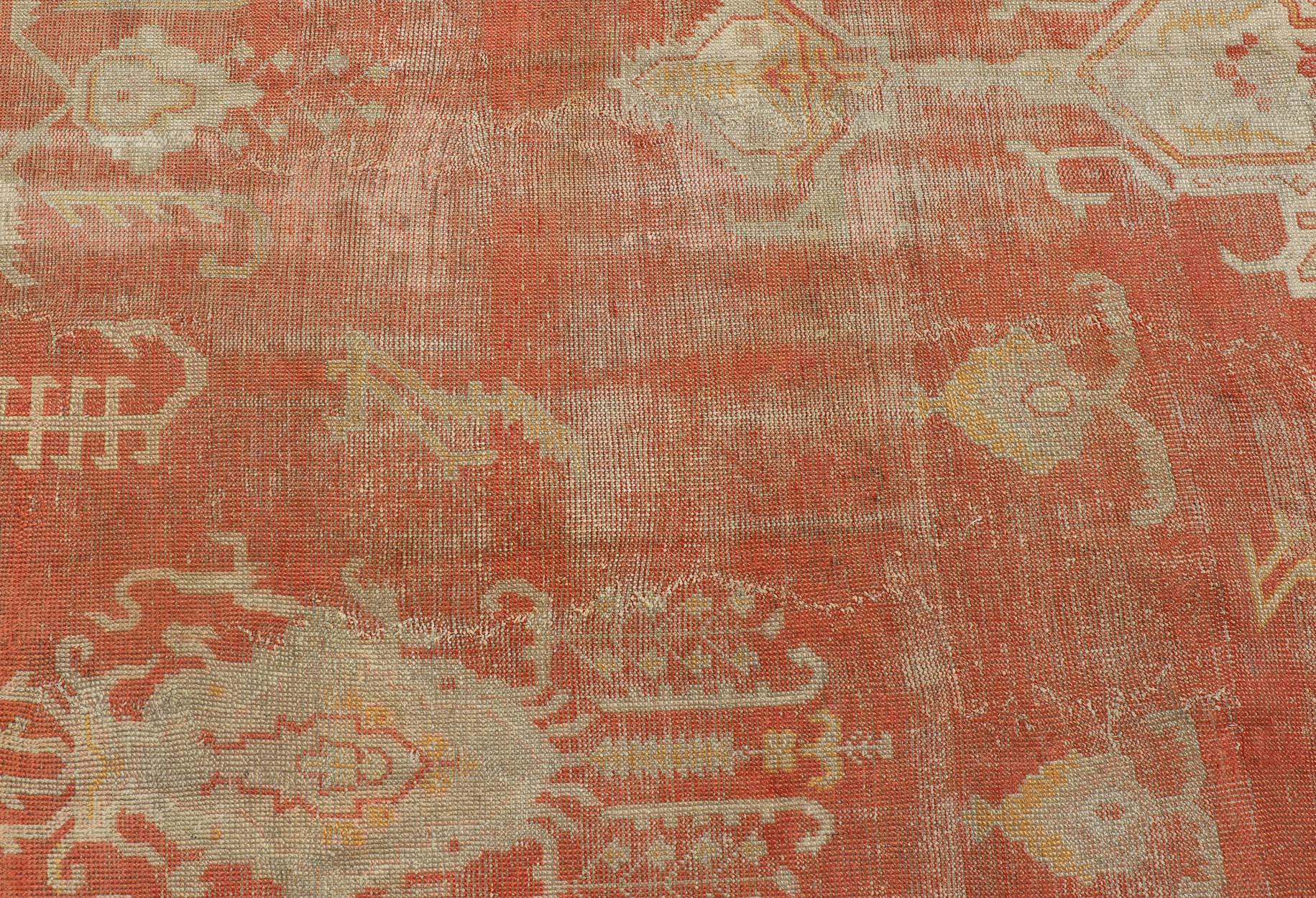 Maße: 11'5 x 15'0 
Antiker türkischer Oushak-Teppich mit weichem Apricot-Feld und verblasster Creme 11'5 x 15'0. Keivan Woven Arts / Teppich/DMU-472025, Herkunftsland / Typ: Türkei / Oushak, um 1900.

Dieser antike türkische Oushak-Teppich zeichnet