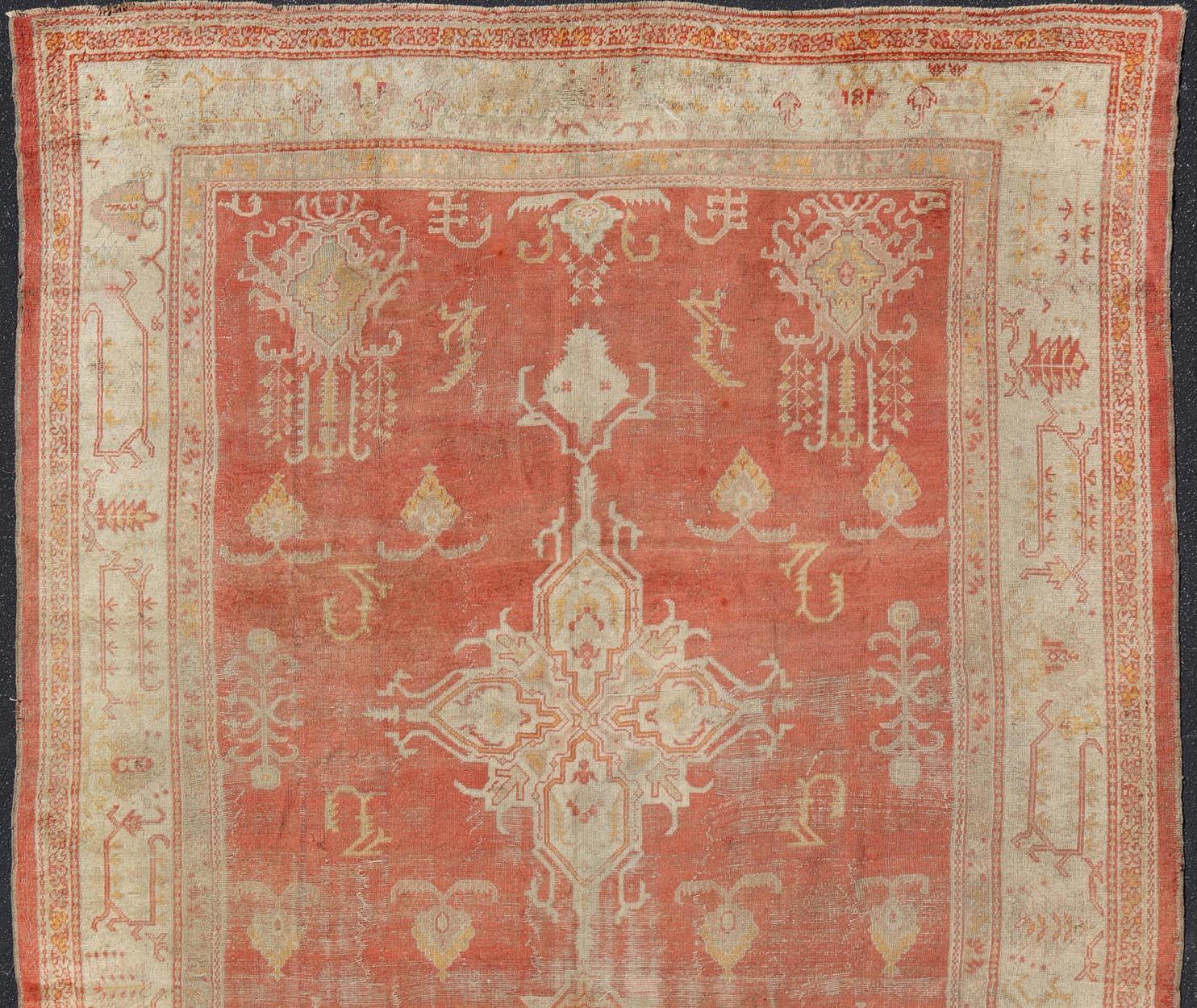 Antiker türkischer Oushak-Teppich mit weichem Apricot-Feld und verblasstem Creme 11'5 x 15'0 im Zustand „Relativ gut“ im Angebot in Atlanta, GA