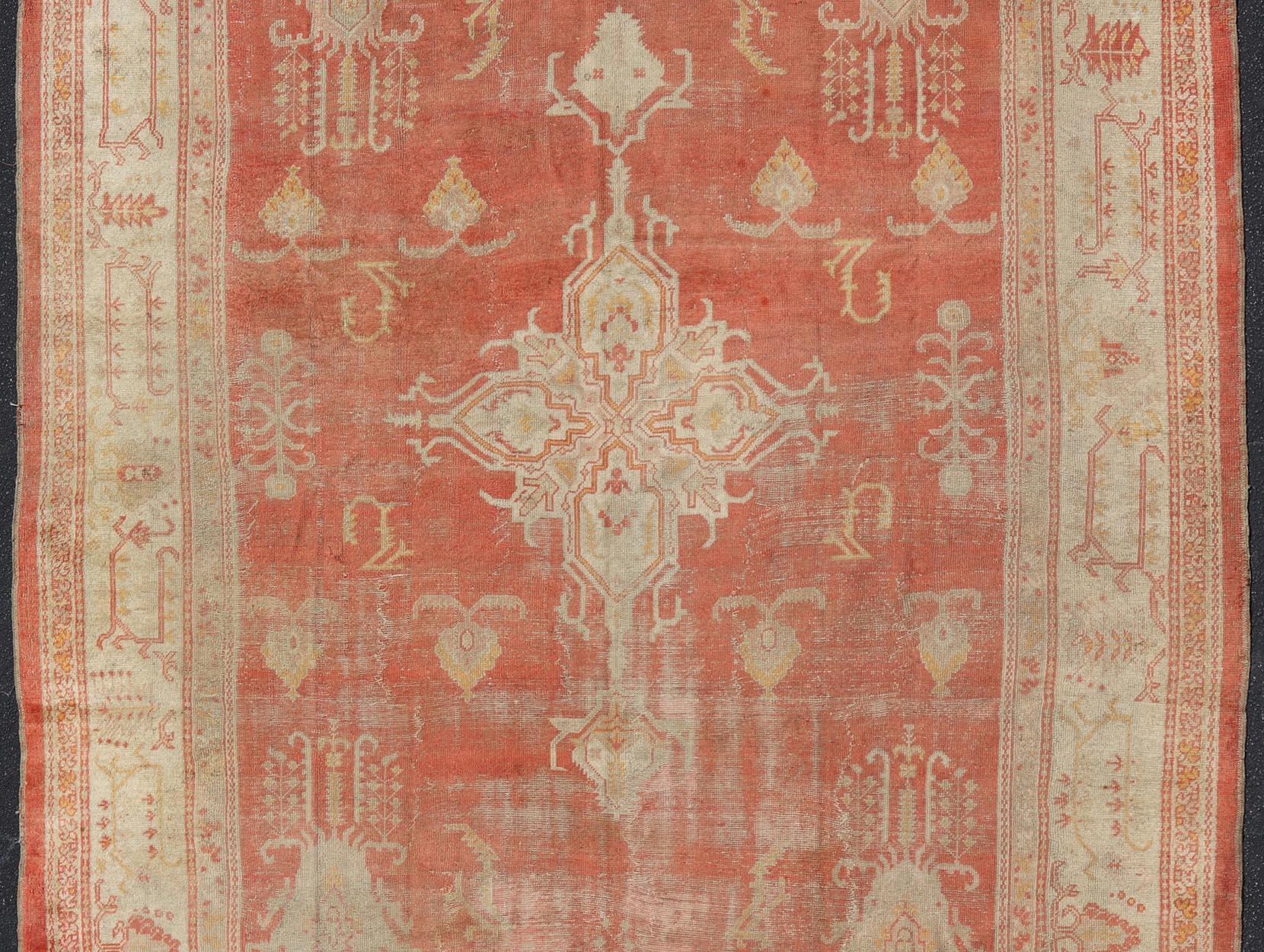 Antiker türkischer Oushak-Teppich mit weichem Apricot-Feld und verblasstem Creme 11'5 x 15'0 (20. Jahrhundert) im Angebot