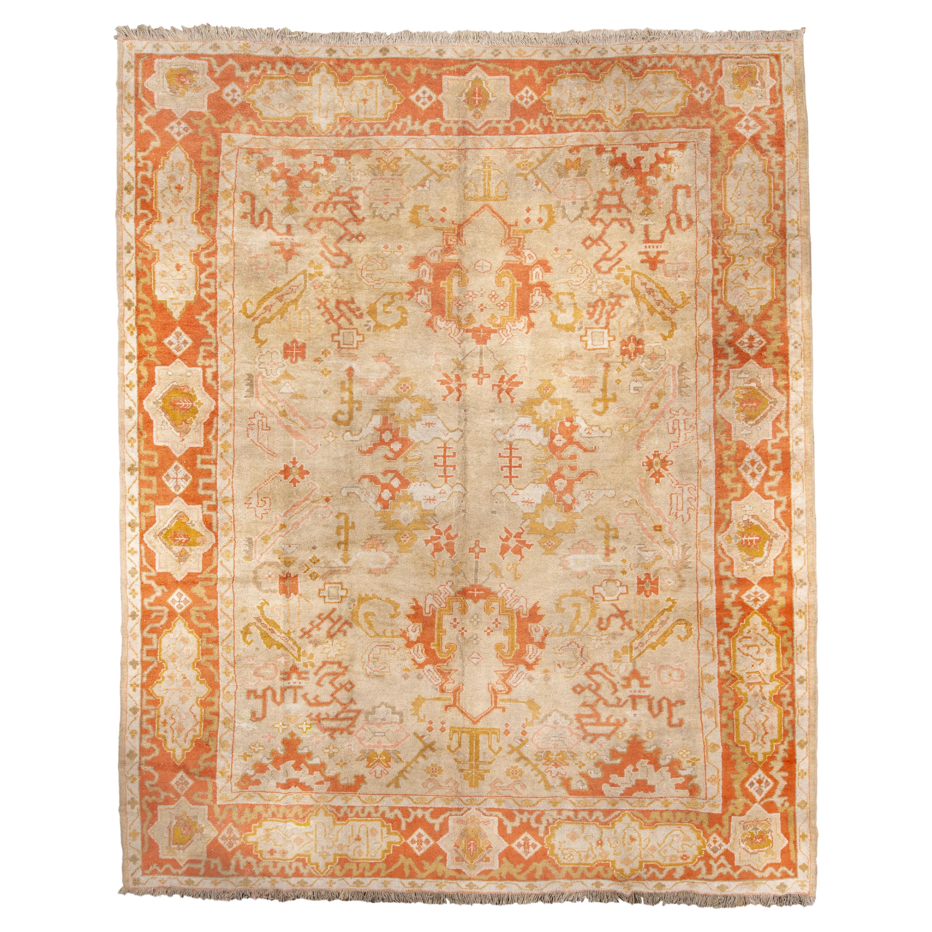 Antiker türkischer Oushak-Teppich mit weichem apricotfarbenem Feld und stilisierten Blumenmotiven im Angebot