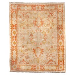 Ancien tapis turc Oushak avec champ abricot doux et motifs floraux stylisés