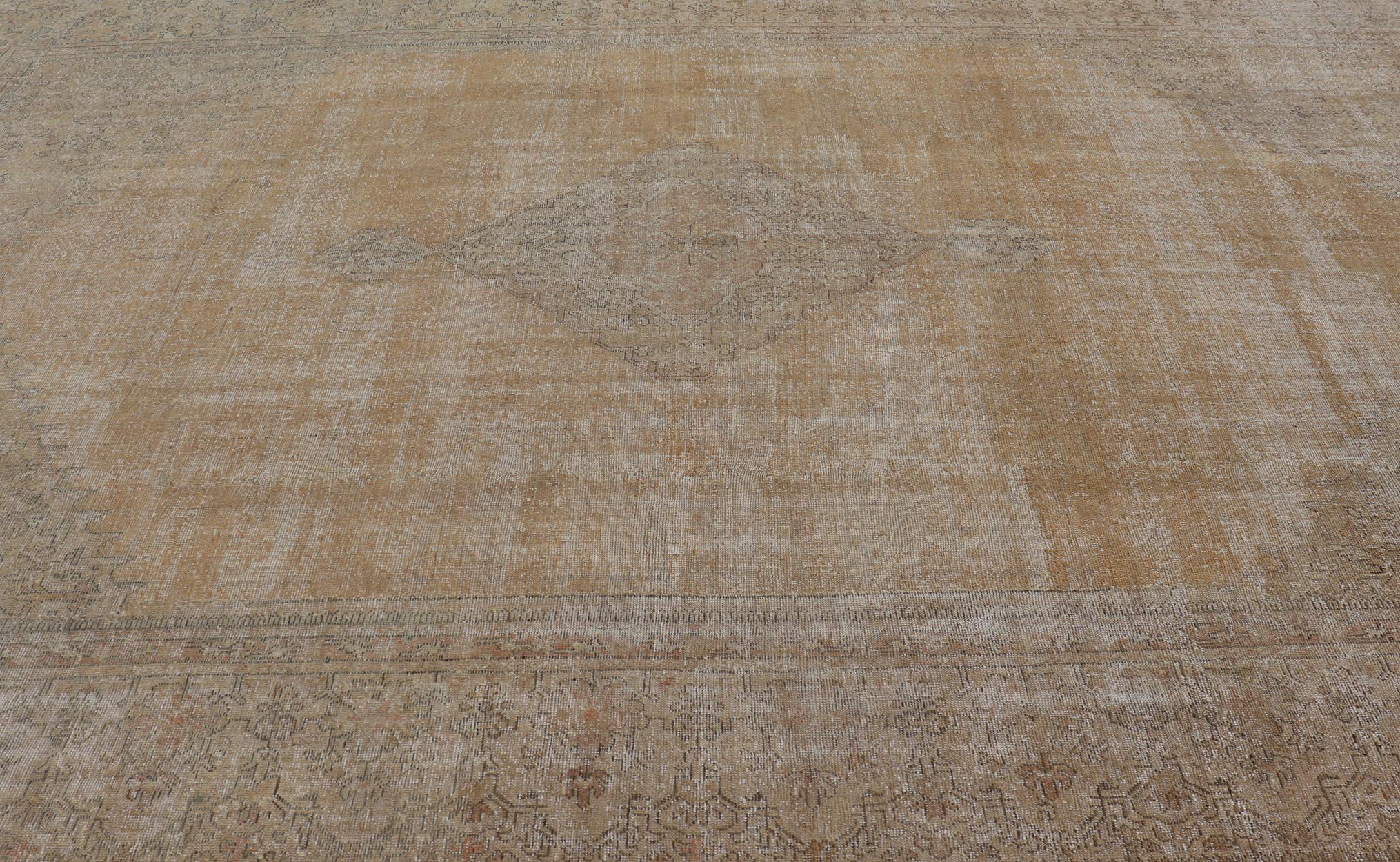 Tappeto antico turco Oushak con toni morbidi di cammello e grigio scuro 12'0 x 18'5 in vendita 3