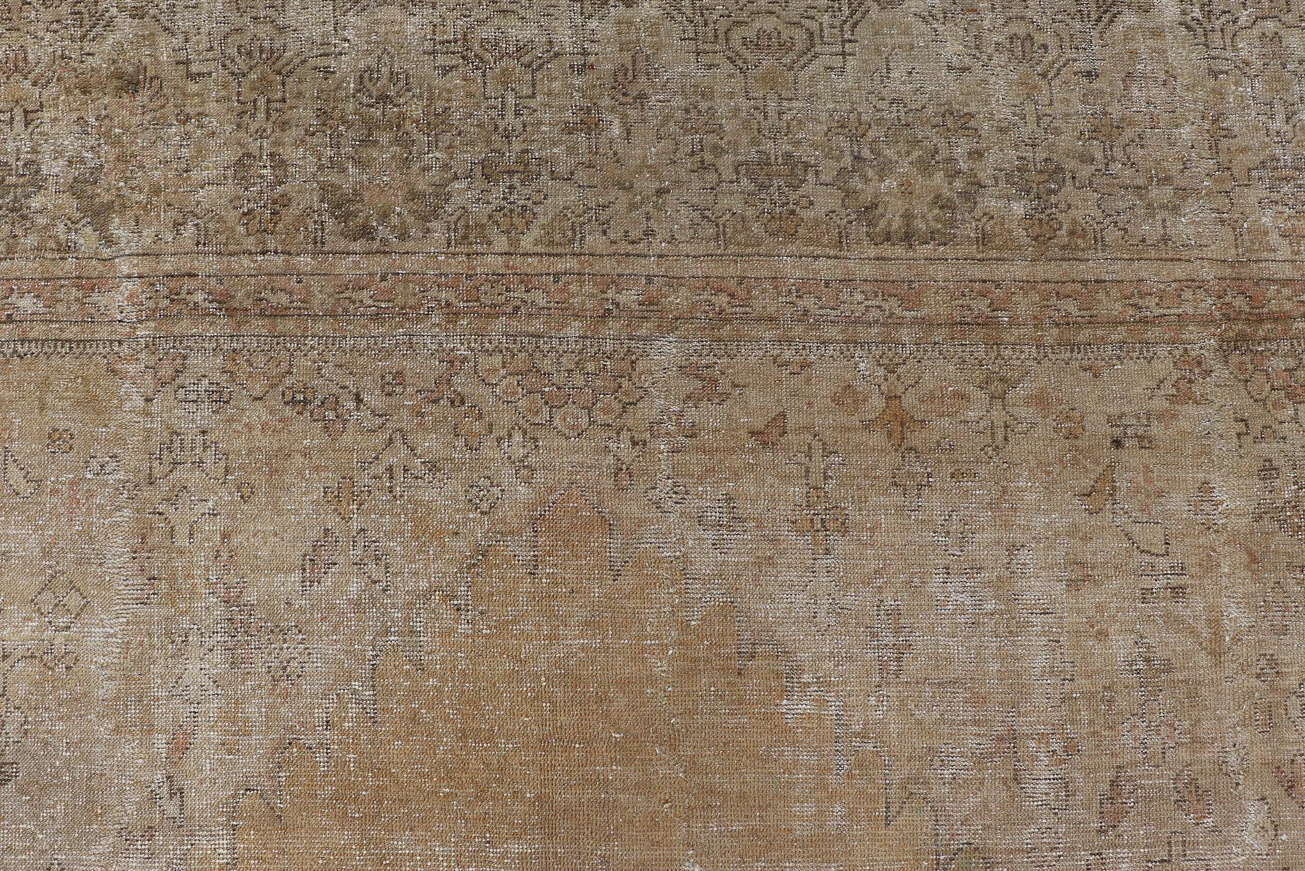 Misure: 12'0 x 18'5 
Tappeto antico turco Oushak con toni tenui di cammello e taupe 12'0 x 18'5. Keivan Woven Arts / Tappeto/ L11-0102, paese d'origine/tipo: Turchia / Oushak, circa 1900.

Questo antico tappeto turco Oushak presenta un aspetto