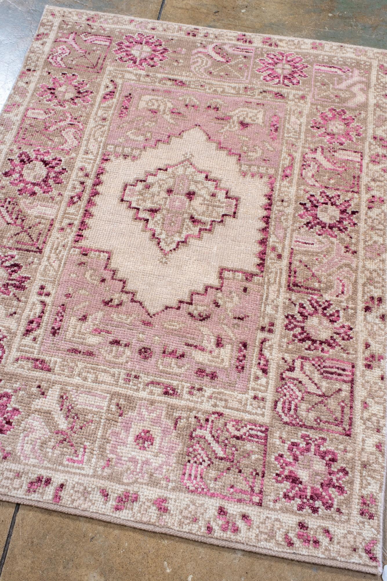 Antiker türkischer Oushak-Teppich mit sanften Rosa- und Lavendelfarbtönen (Türkisch) im Angebot