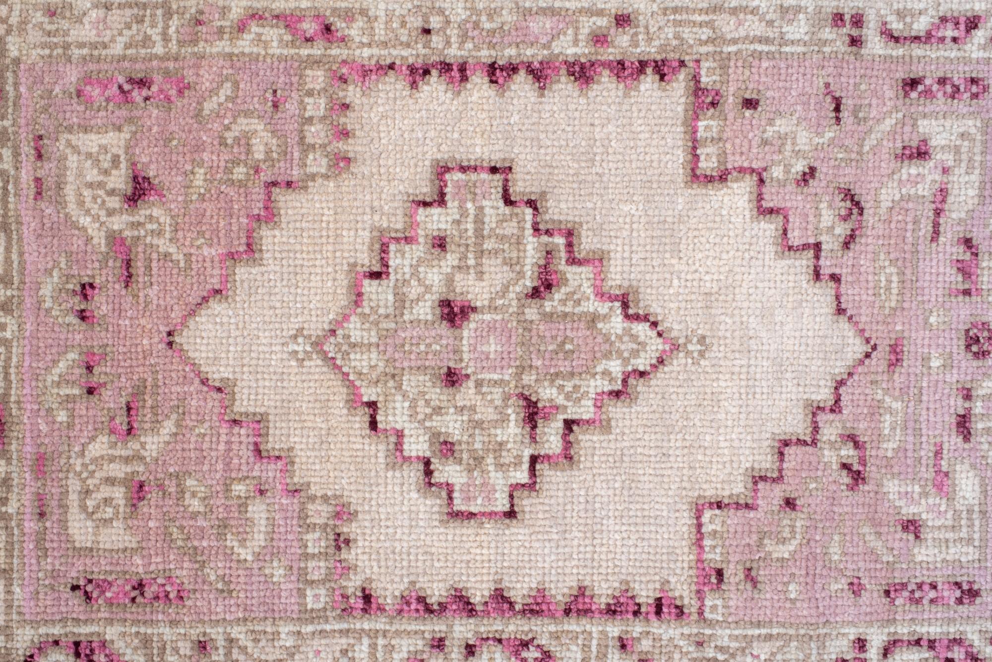 Antiker türkischer Oushak-Teppich mit sanften Rosa- und Lavendelfarbtönen (Handgeknüpft) im Angebot