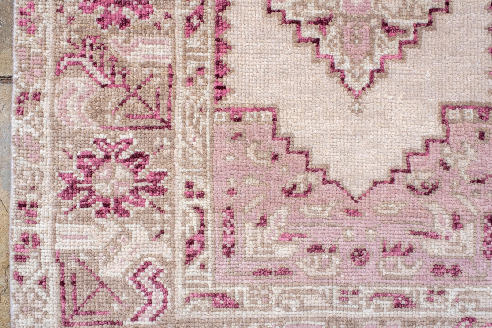 Antiker türkischer Oushak-Teppich mit sanften Rosa- und Lavendelfarbtönen im Zustand „Gut“ im Angebot in New York, NY