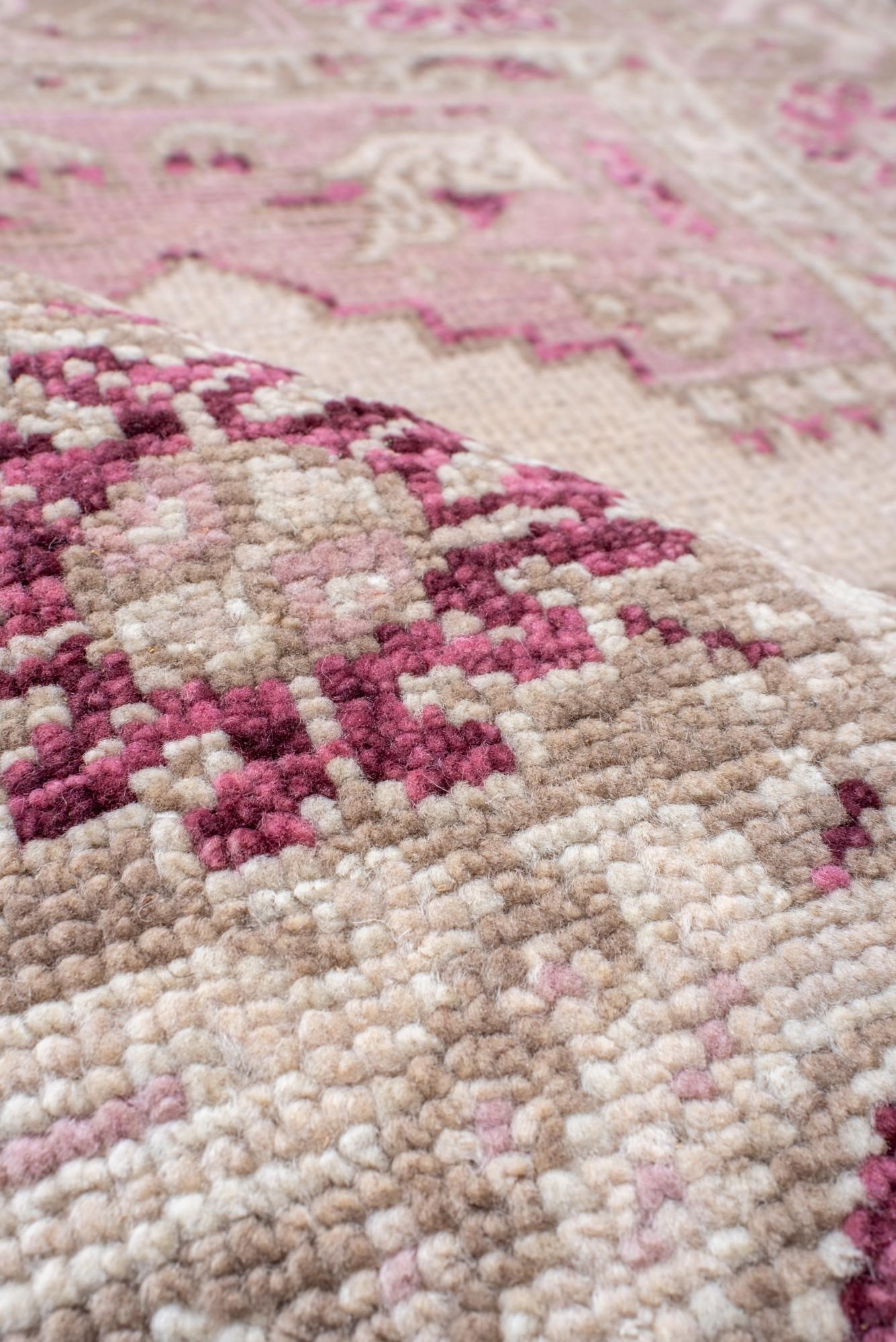 Antiker türkischer Oushak-Teppich mit sanften Rosa- und Lavendelfarbtönen (Wolle) im Angebot