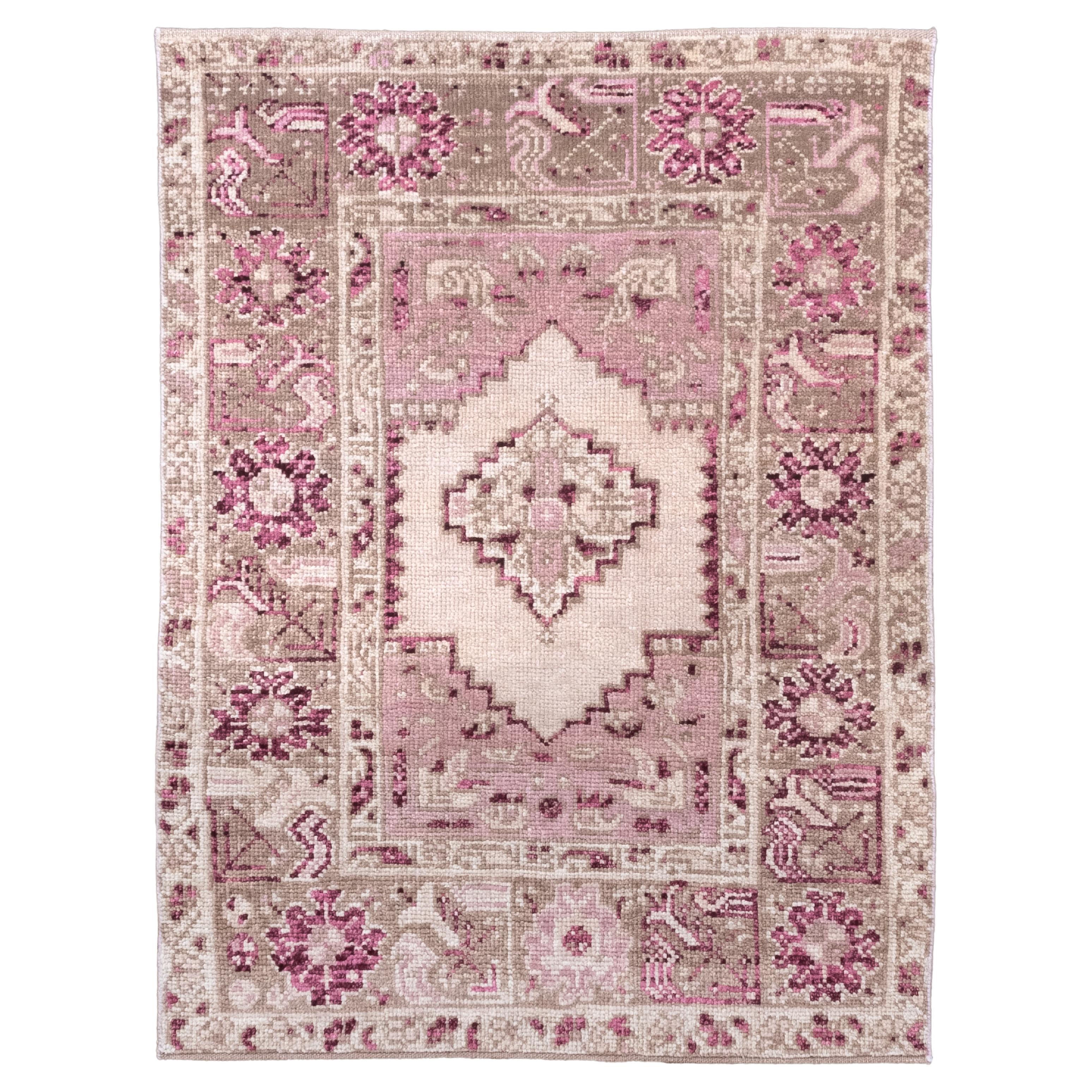 Antiker türkischer Oushak-Teppich mit sanften Rosa- und Lavendelfarbtönen