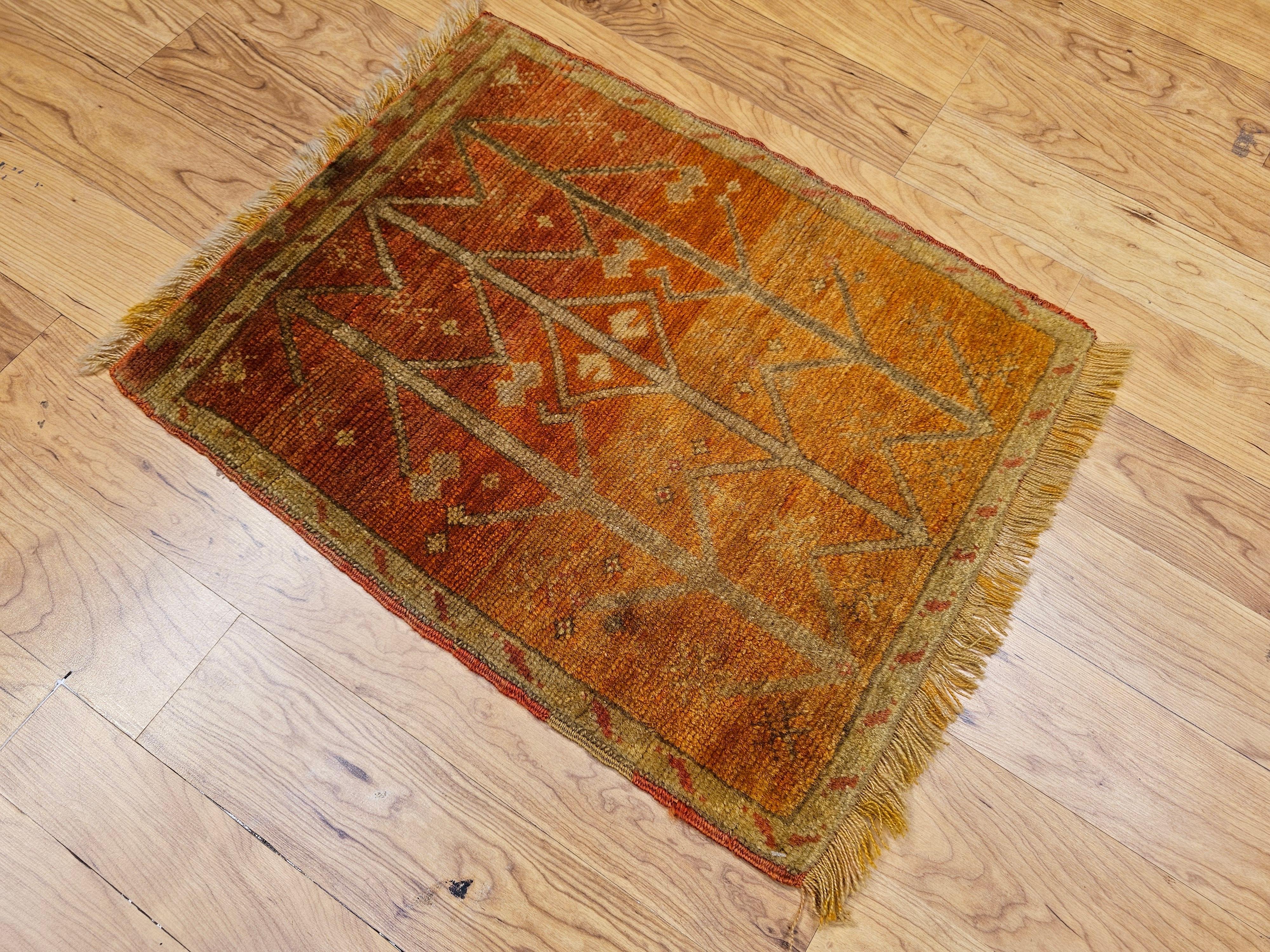 Antico tappeto turco Oushak con motivo geometrico in terracotta, giallo e marrone in vendita 3