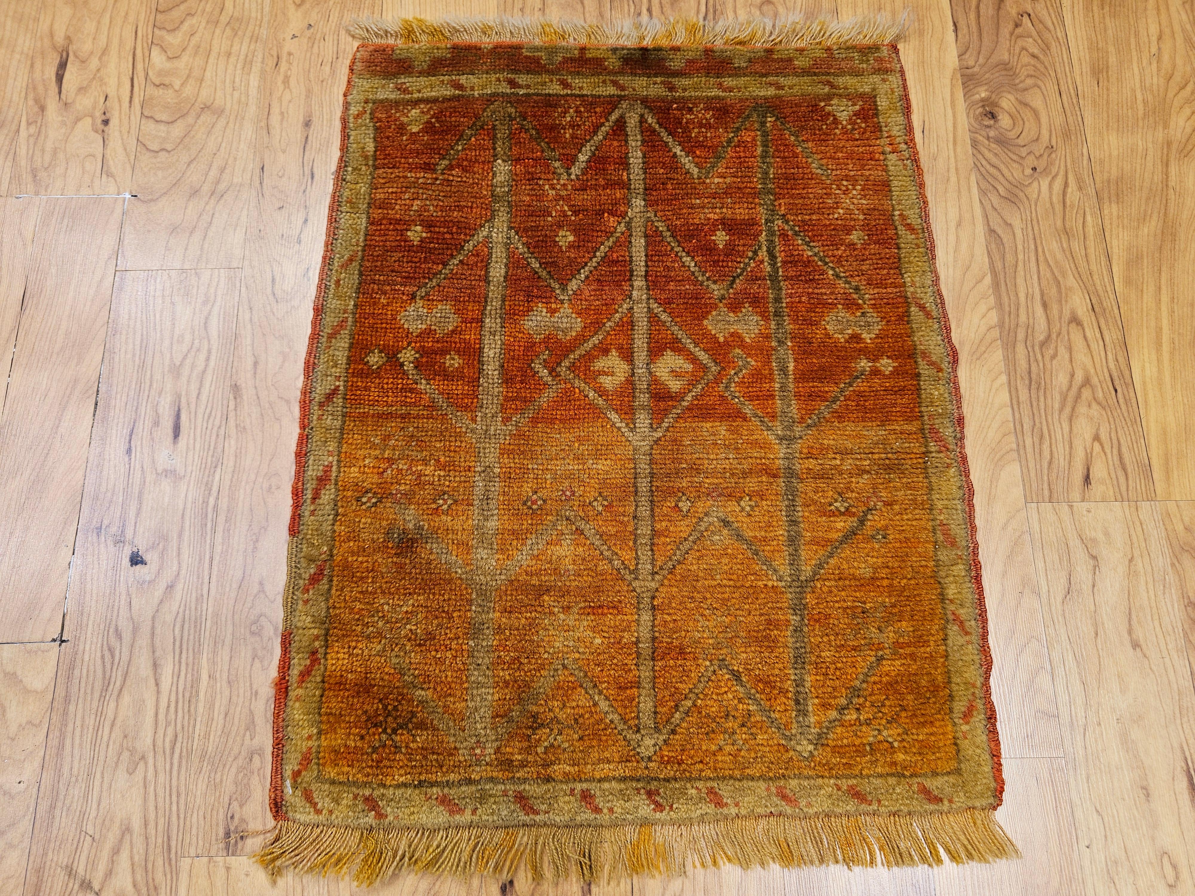 Antico tappeto turco Oushak con motivo geometrico in terracotta, giallo e marrone in vendita 4