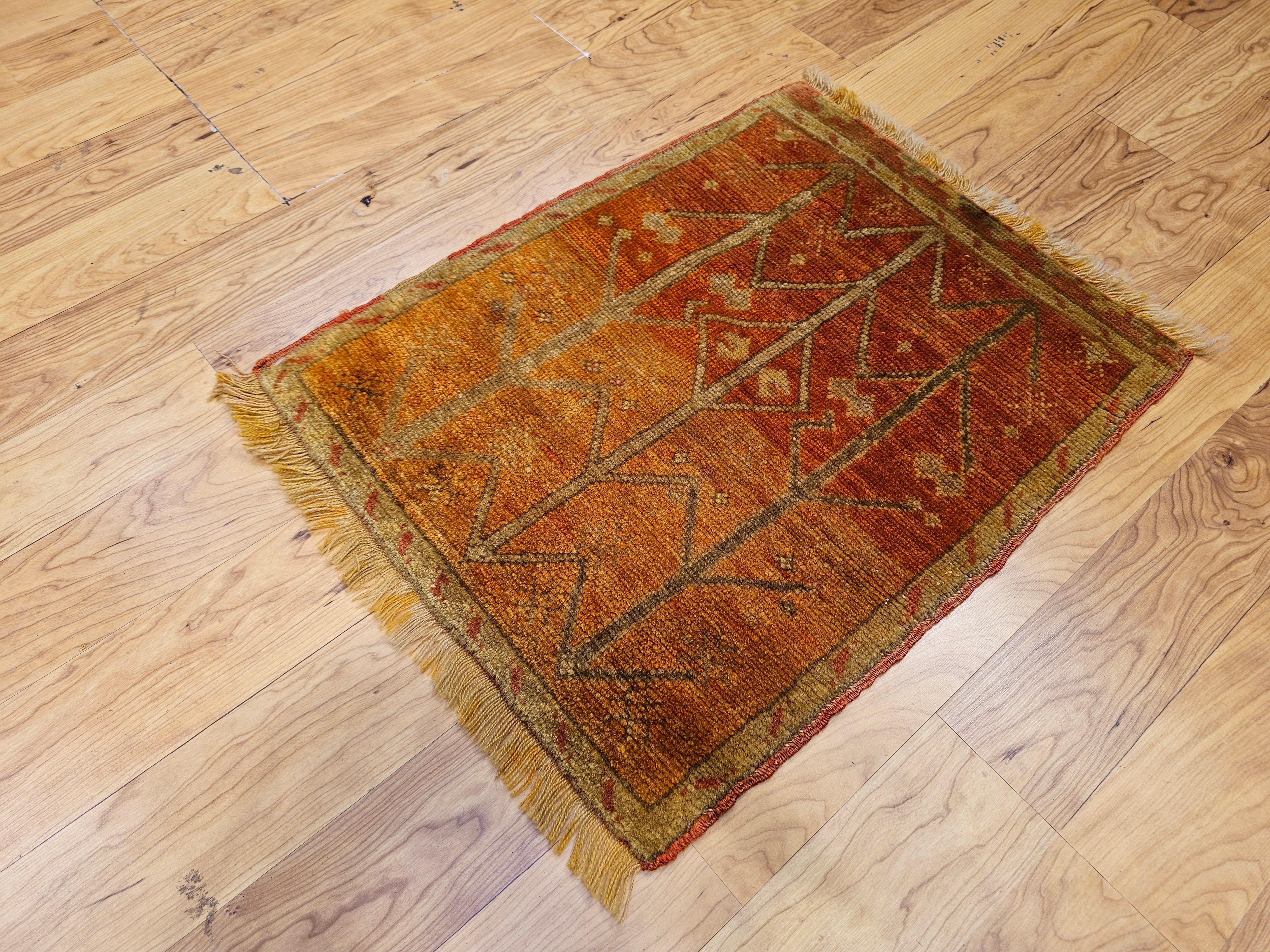 Antico tappeto turco Oushak con motivo geometrico in terracotta, giallo e marrone in vendita 5