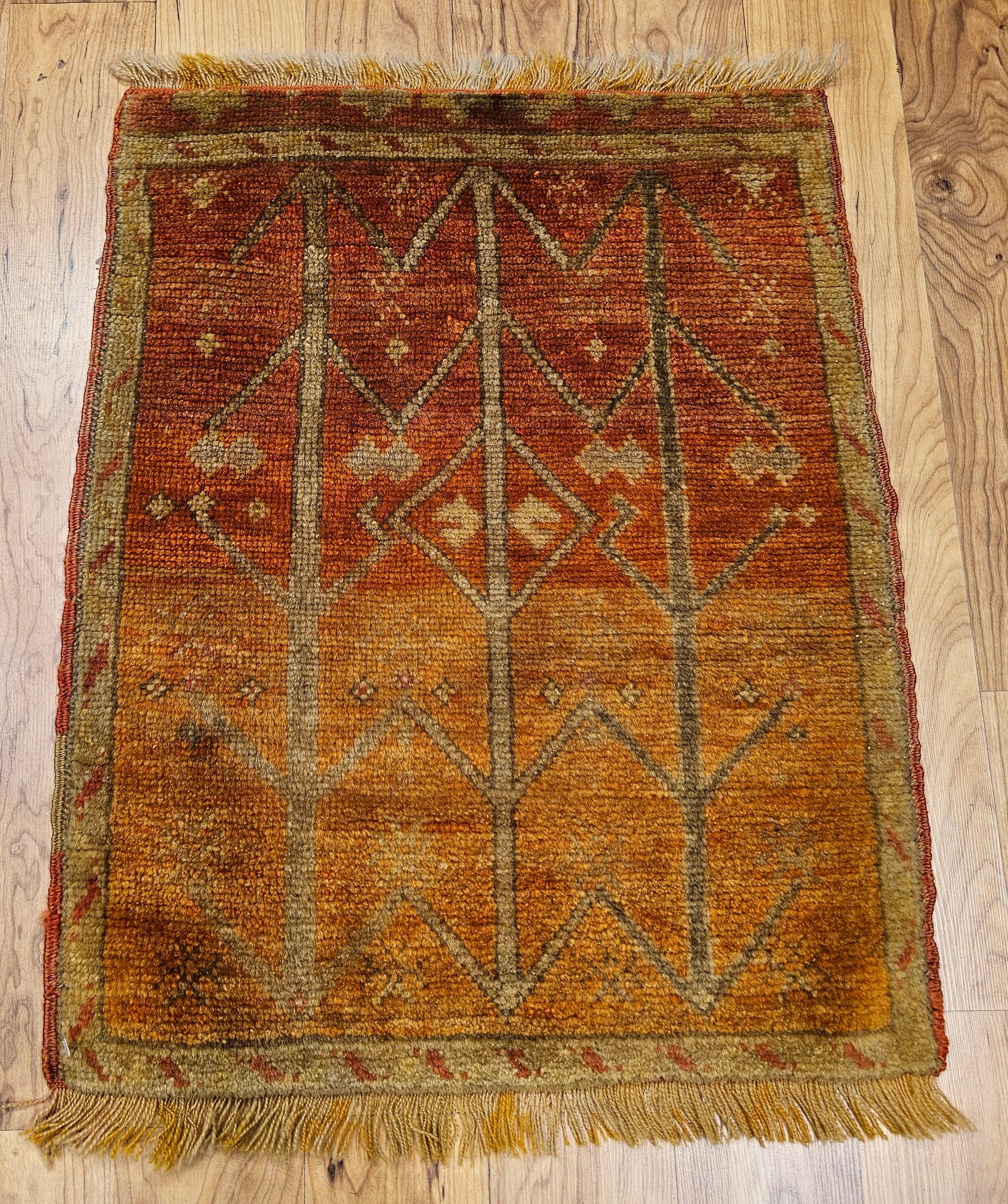 Scopri la bellezza senza tempo e il fascino rustico di questo tappeto antico turco Oushak della fine del XIX secolo, meticolosamente tessuto a mano verso la fine del 1800. Questo gioiello, piccolo ma di grande impatto, presenta un accattivante