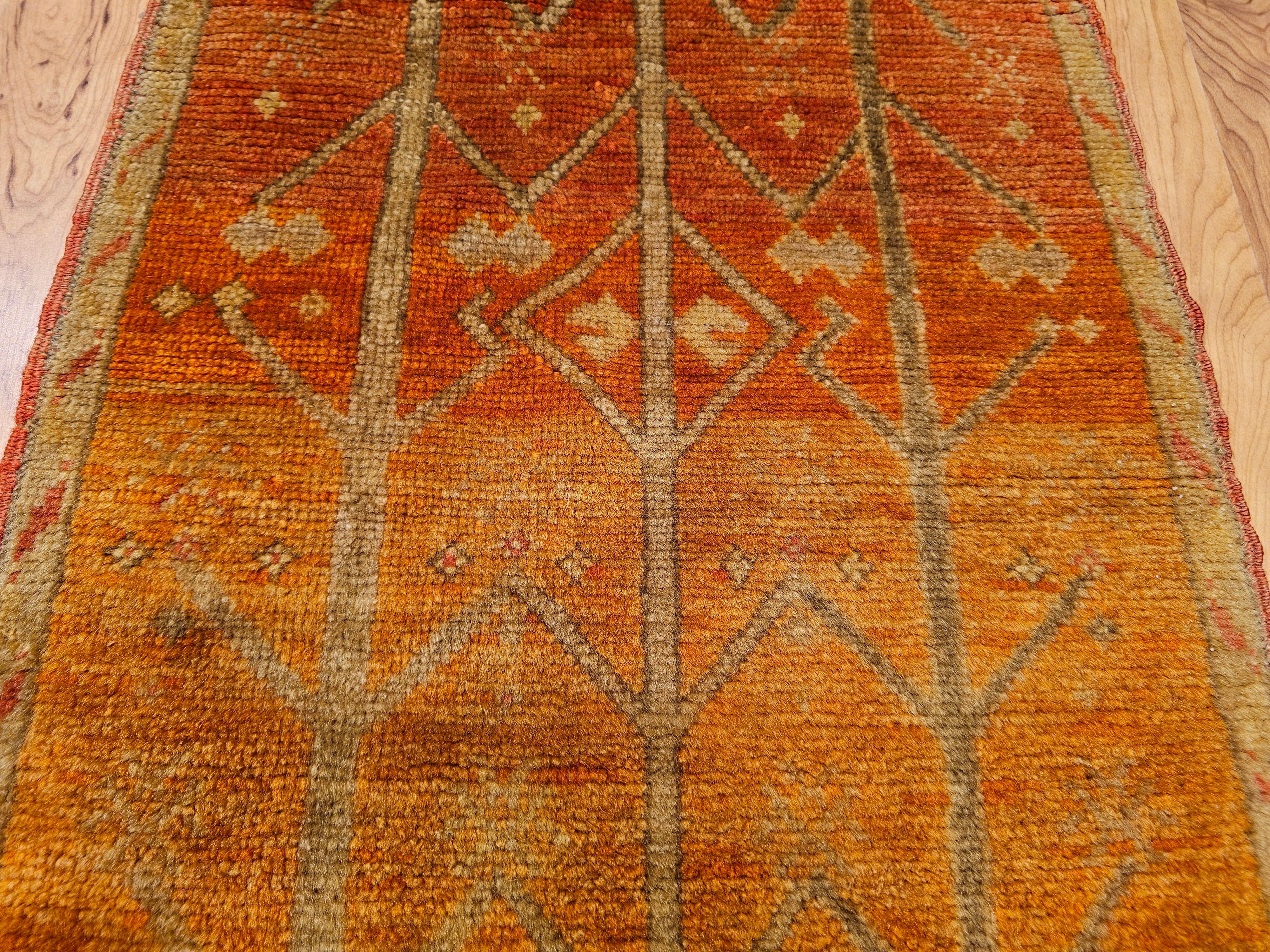 Tintura vegetale Antico tappeto turco Oushak con motivo geometrico in terracotta, giallo e marrone in vendita