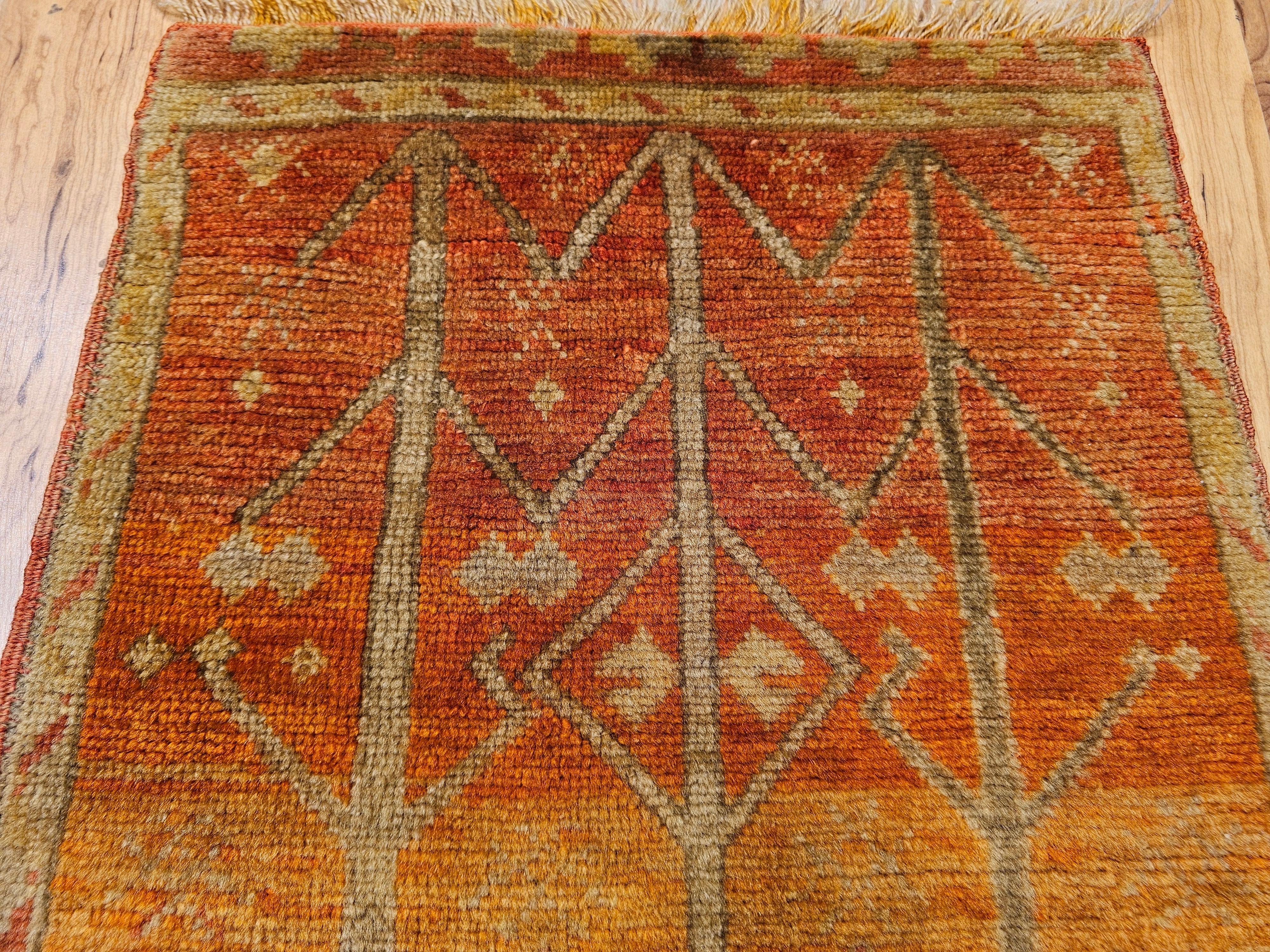 Antico tappeto turco Oushak con motivo geometrico in terracotta, giallo e marrone In condizioni buone in vendita a Barrington, IL
