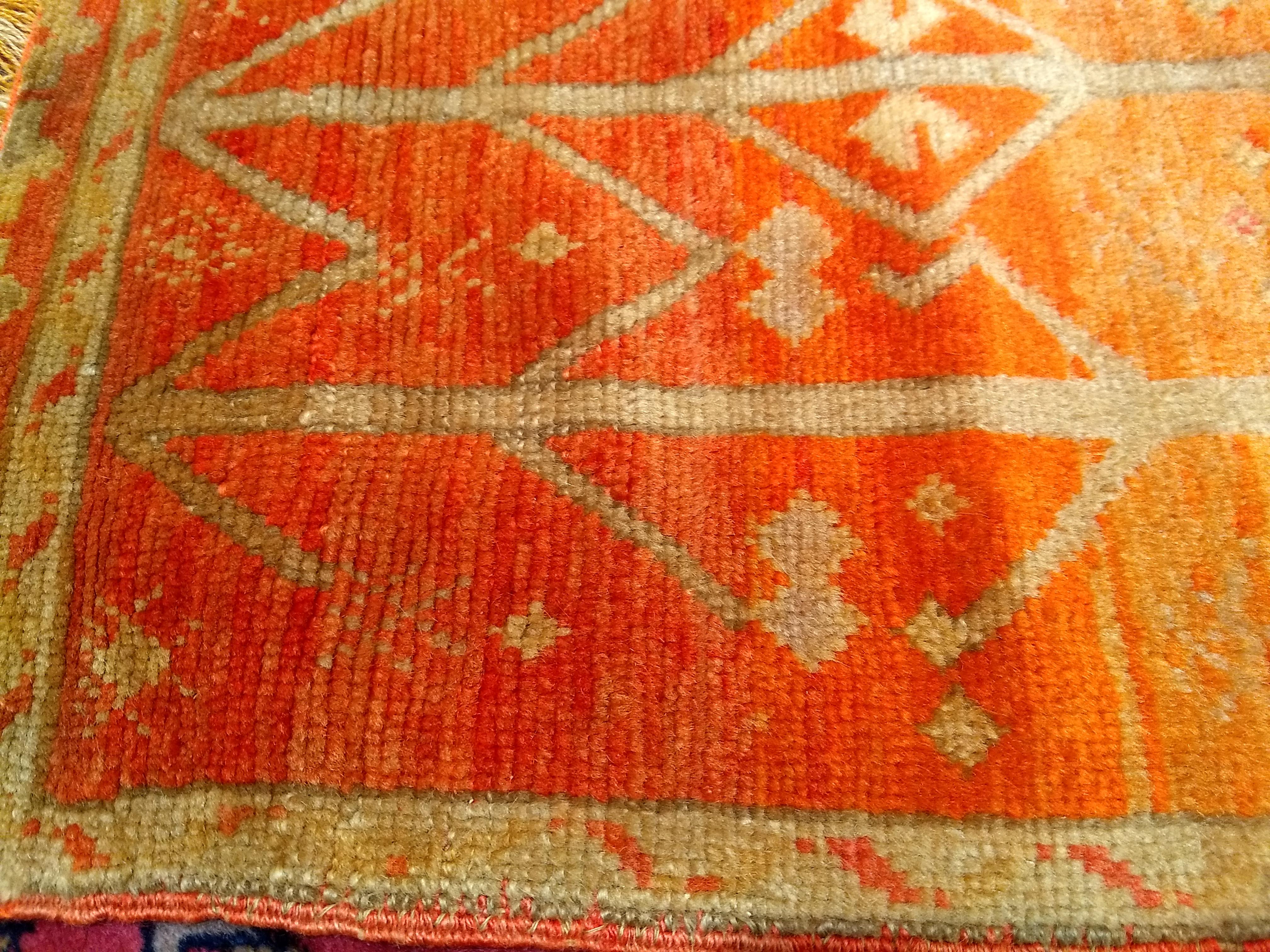 XIX secolo Antico tappeto turco Oushak con motivo geometrico in terracotta, giallo e marrone in vendita