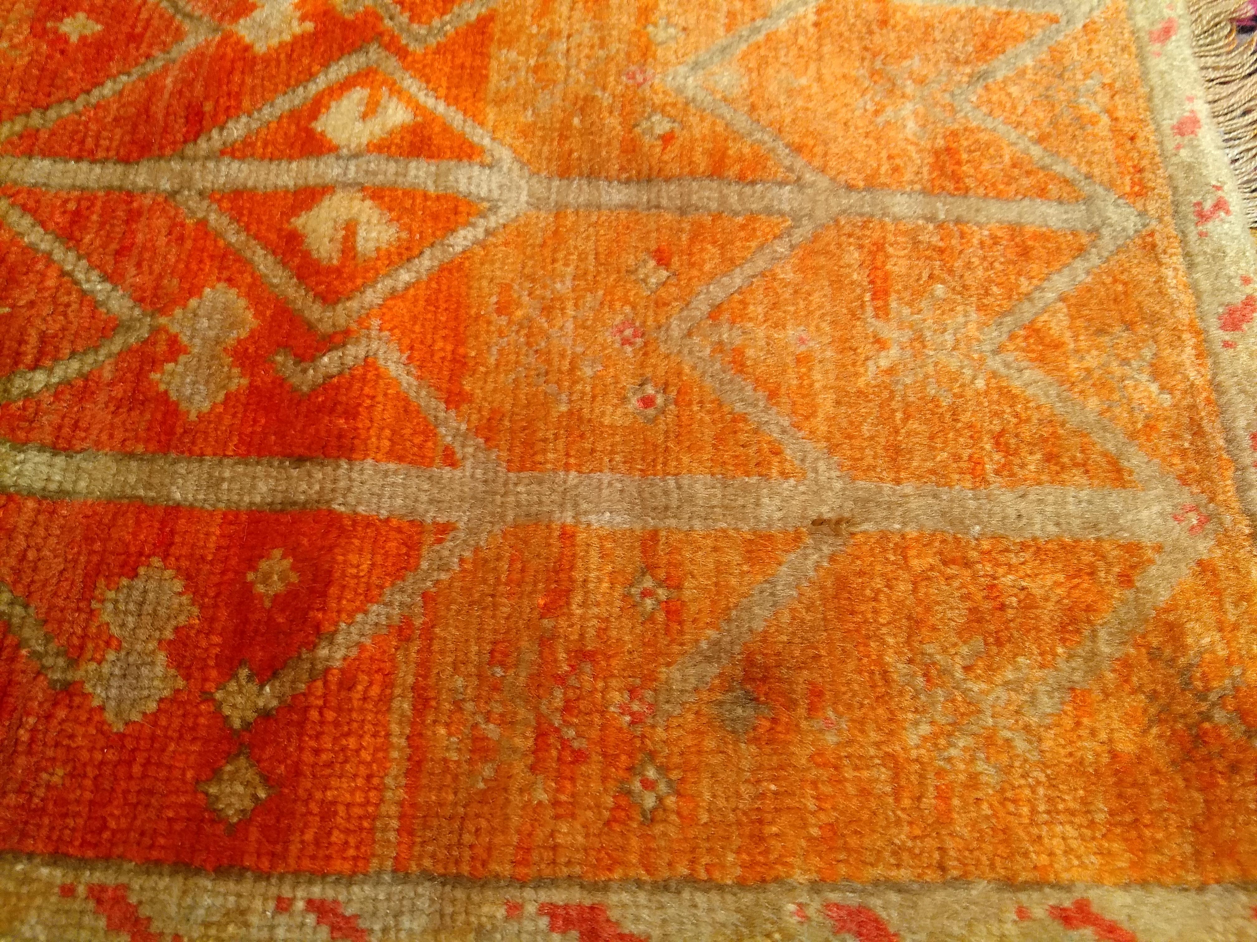 Lana Antico tappeto turco Oushak con motivo geometrico in terracotta, giallo e marrone in vendita