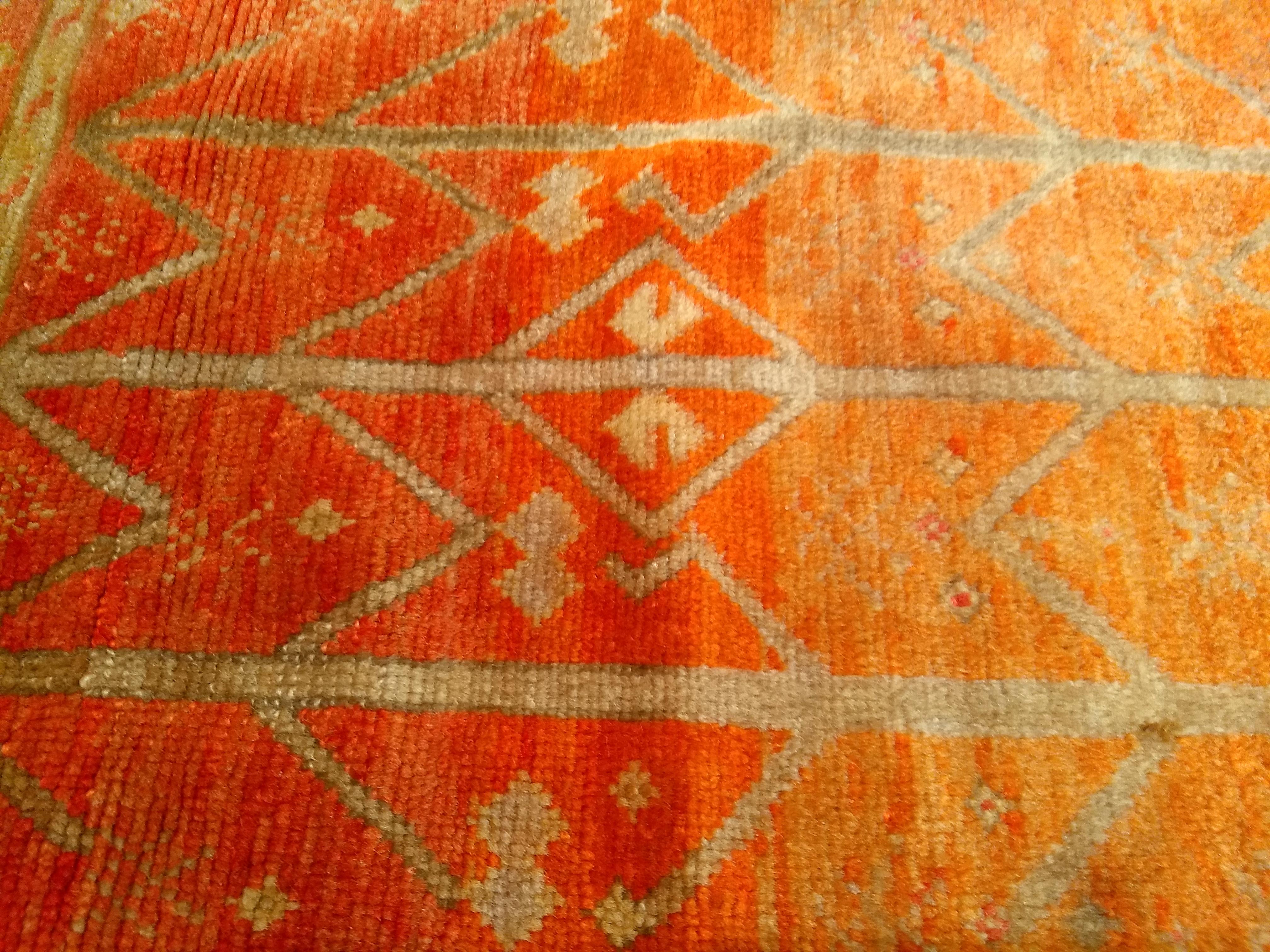 Antico tappeto turco Oushak con motivo geometrico in terracotta, giallo e marrone in vendita 1