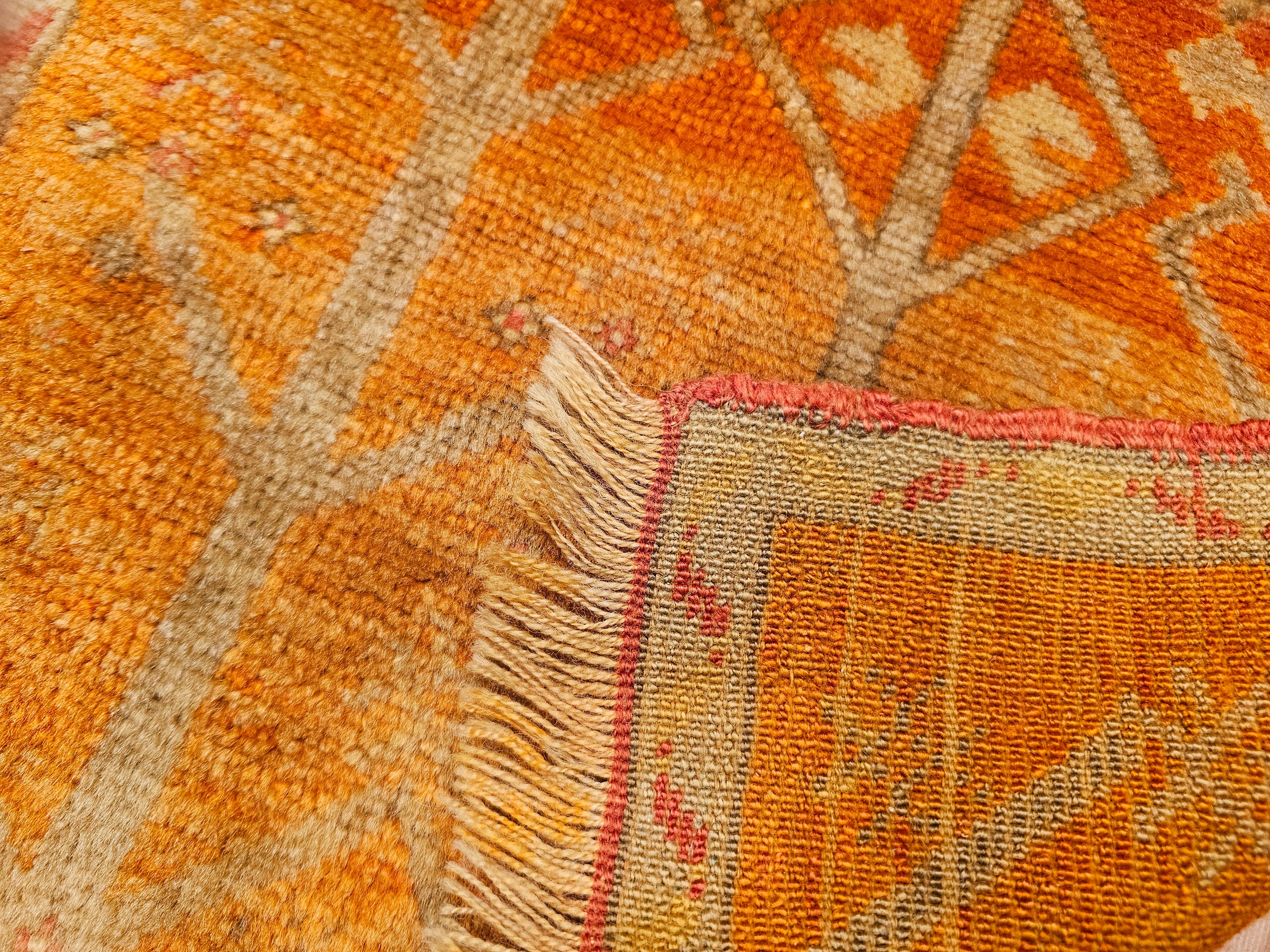 Antico tappeto turco Oushak con motivo geometrico in terracotta, giallo e marrone in vendita 2