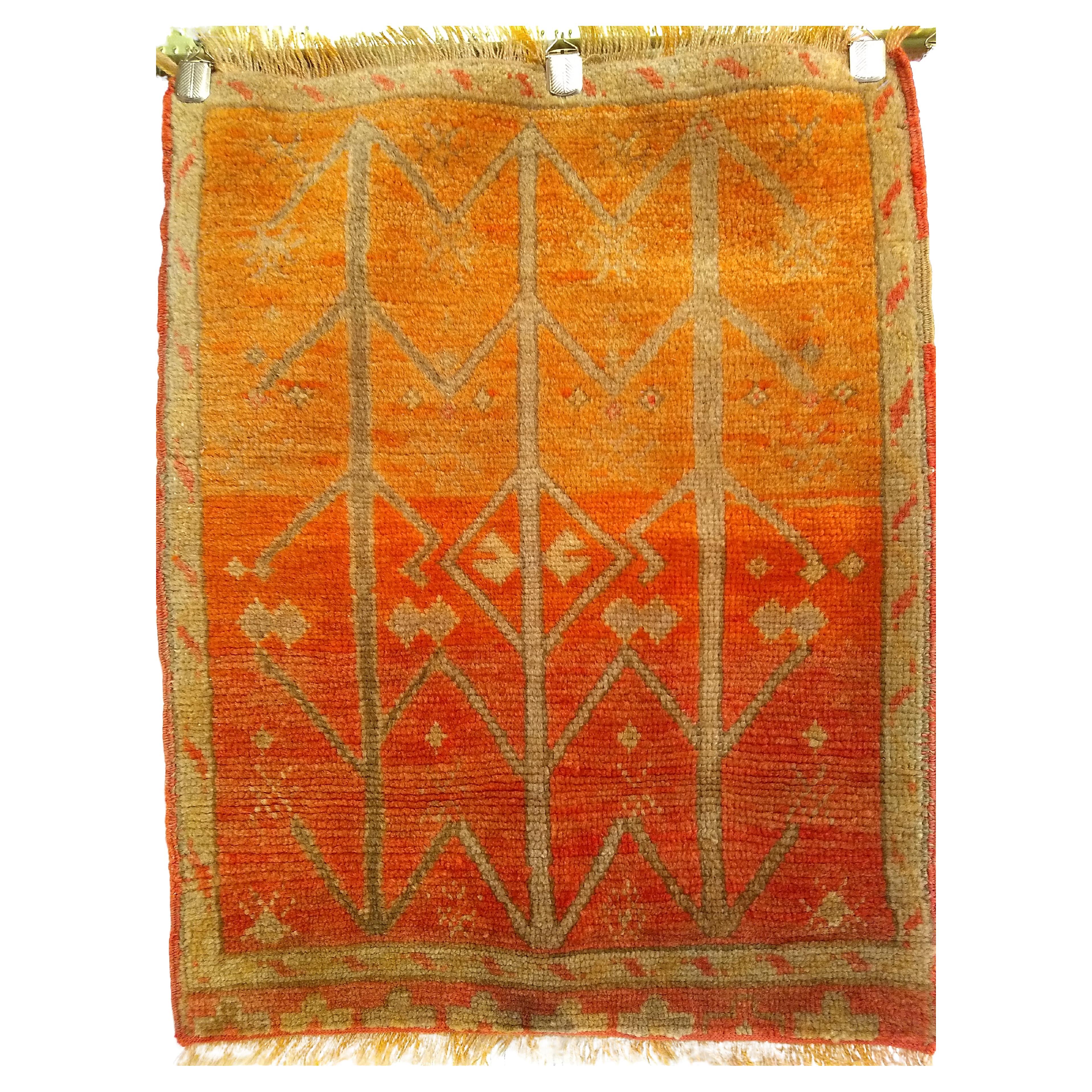 Antico tappeto turco Oushak con motivo geometrico in terracotta, giallo e marrone in vendita