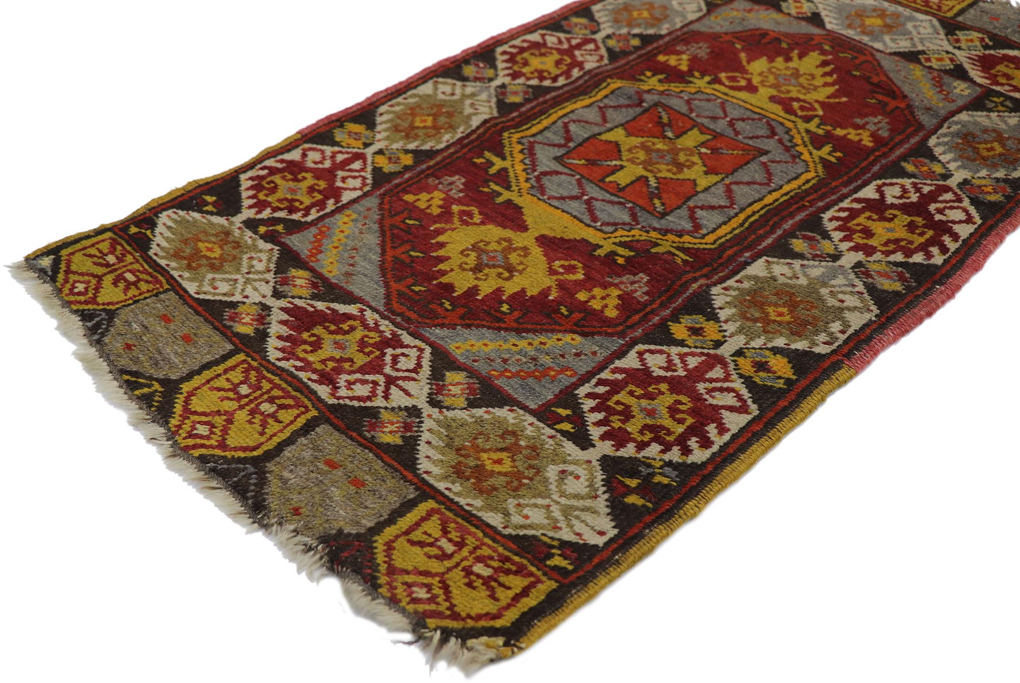 ??21693 Alfombra turca antigua Oushak de estilo tribal 01'09 x 03'02. Con su seductora belleza y su estilo tribal, esta antigua alfombra turca Oushak de lana anudada a mano está inmersa en la historia de Anatolia. El campo de color rojo ladrillo