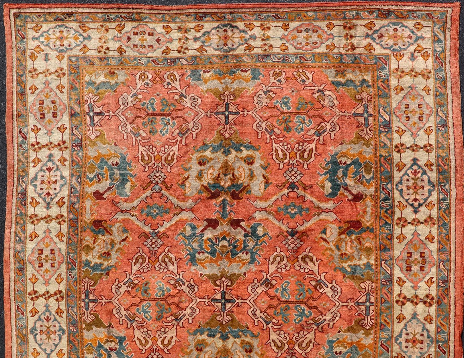 Antiker türkischer Oushak-Teppich mit warmen Korallen-, Elfenbein- und Teal-Akzenten 10'9 x 14'7 (Türkisch) im Angebot