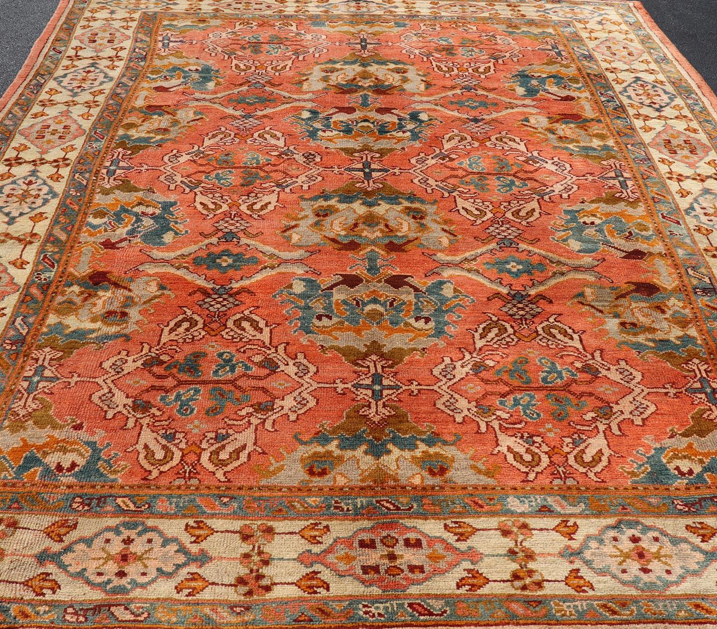 Antiker türkischer Oushak-Teppich mit warmen Korallen-, Elfenbein- und Teal-Akzenten 10'9 x 14'7 im Angebot 1