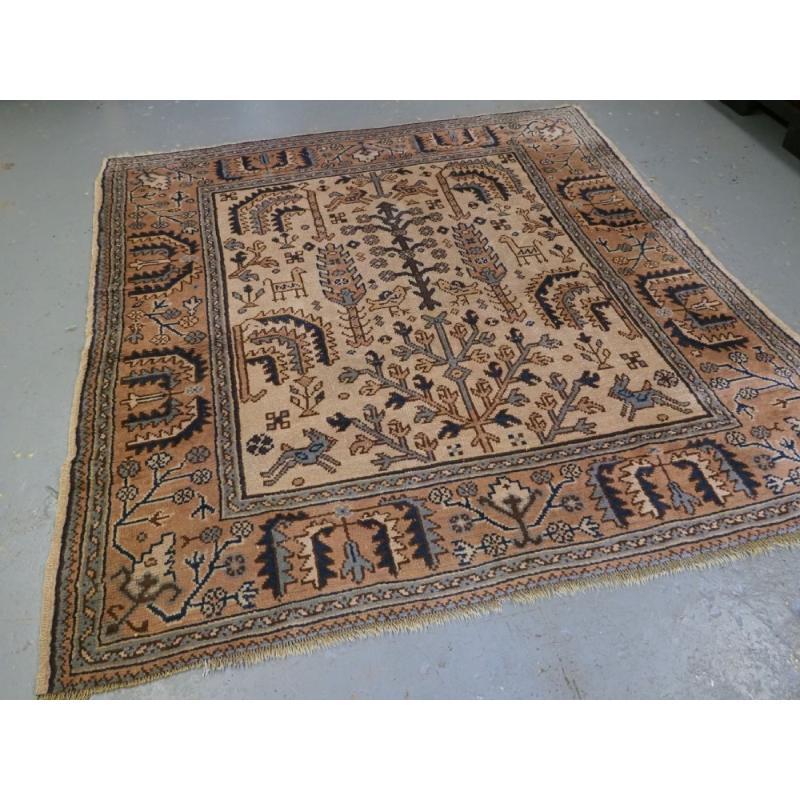 Antico tappeto turco Oushak con colori pastello molto tenui
Circa 1900-20

Il tappeto rappresenta il noto disegno di un giardino con alberi di salice, due cipressi e arbusti fioriti. Ci sono anche una selezione di piccoli animali e uccelli. Il