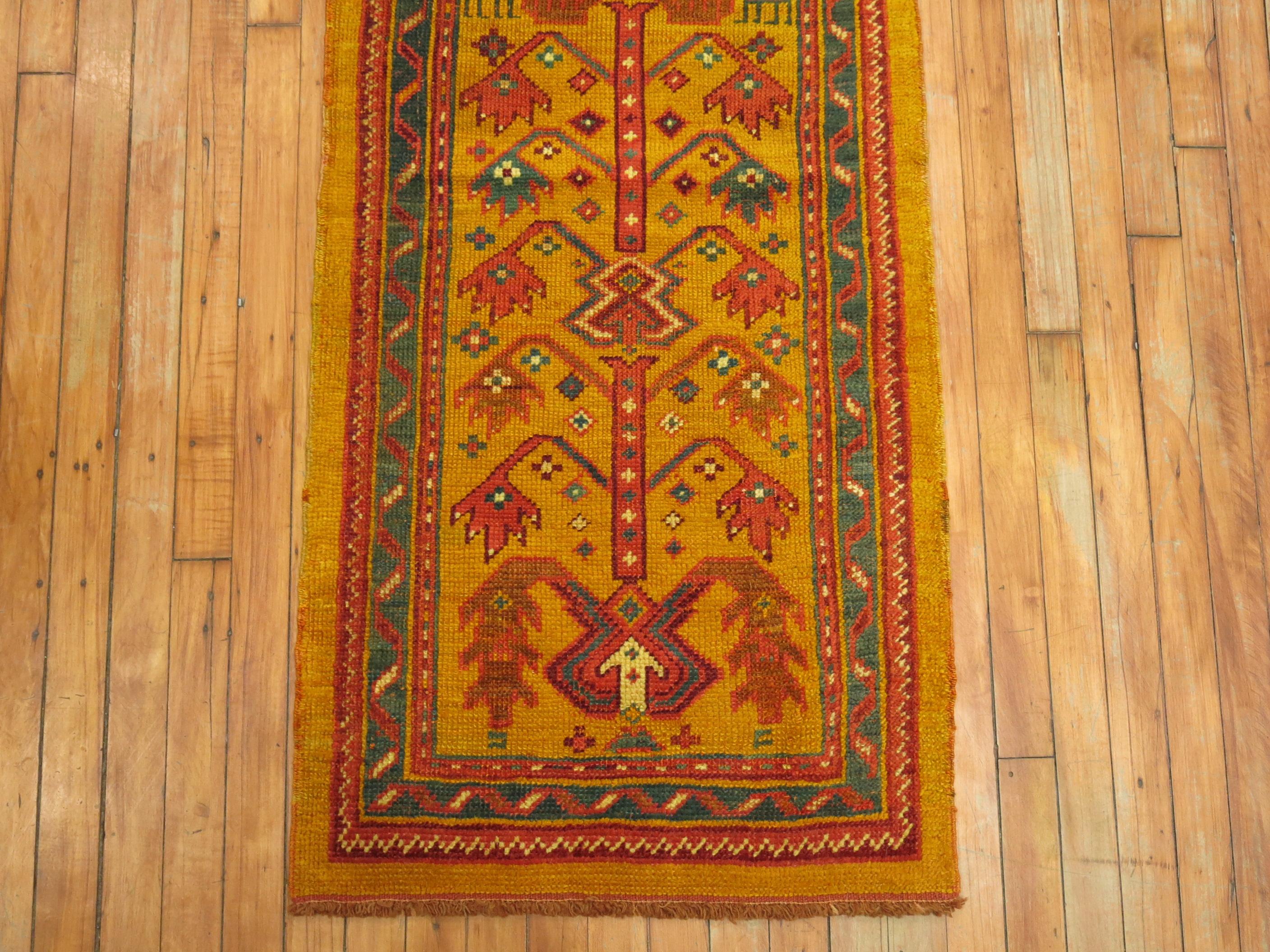 Authentique et étroit, unique en son genre, ce tapis de course turc ancien est un Oushak. La taille est originale et a été tissée au 19ème siècle pour un couloir étroit dans un appartement de Central Park West.