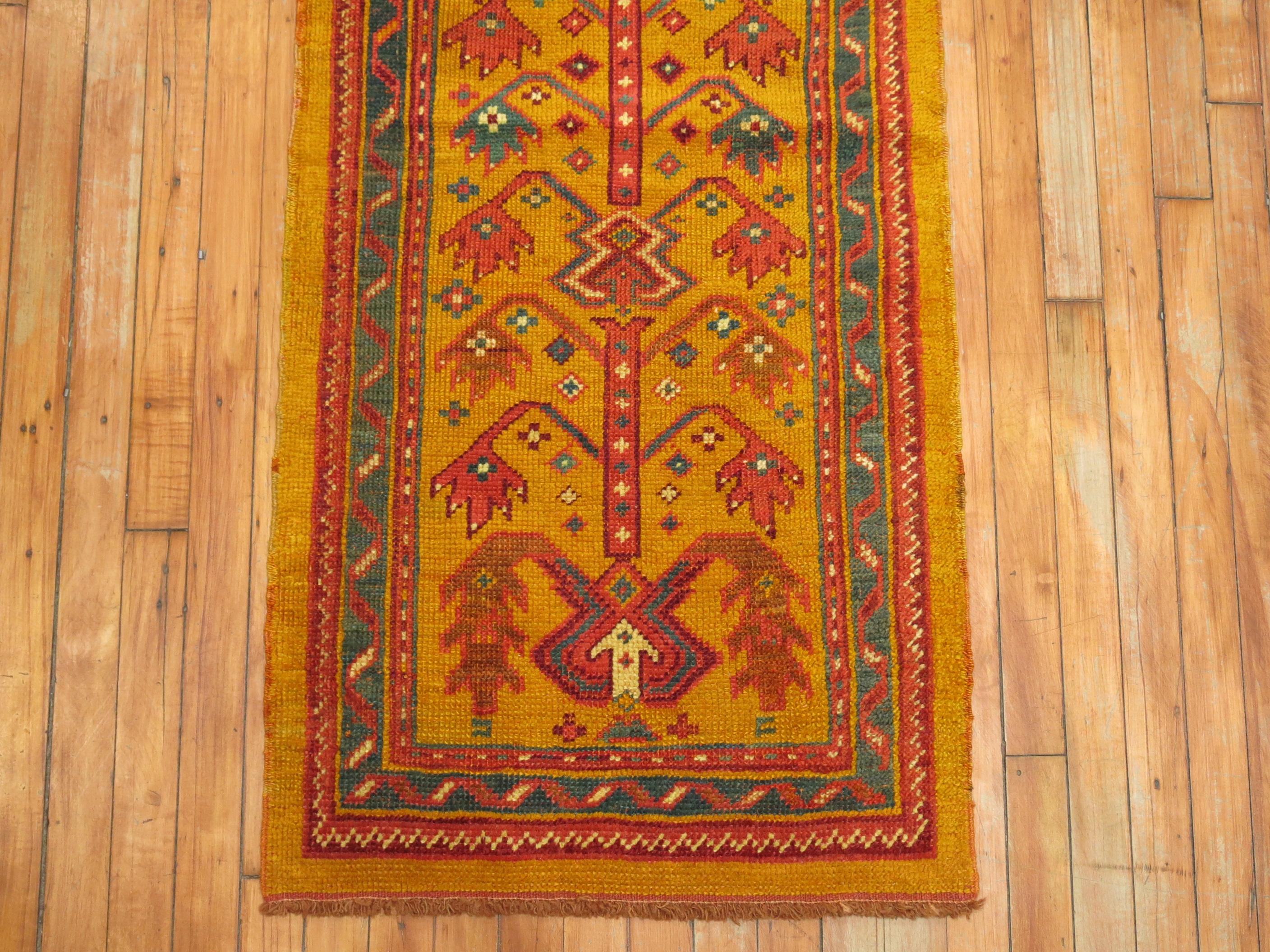 Colonial espagnol Tapis de couloir turc ancien de type Oushak en vente