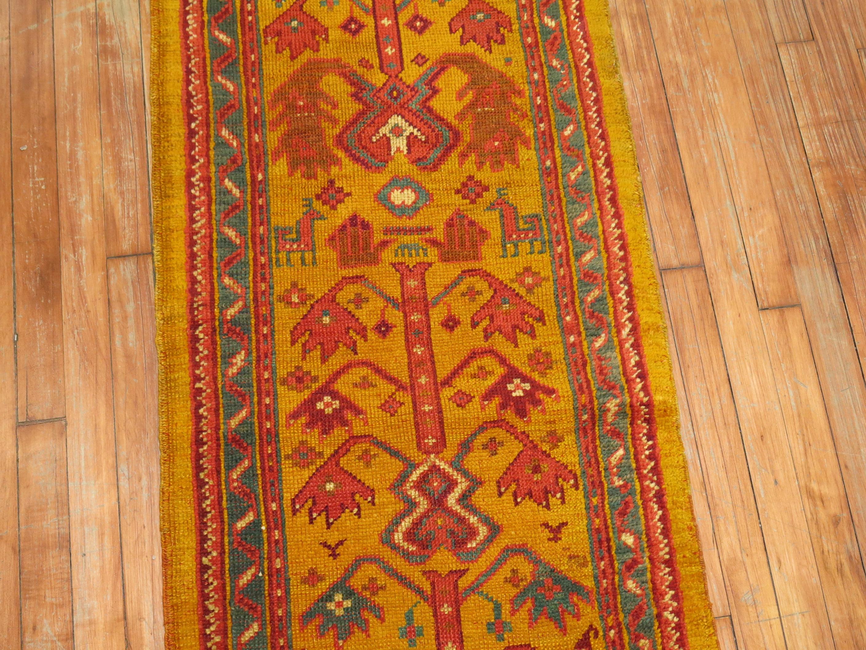 Tissé à la main Tapis de couloir turc ancien de type Oushak en vente