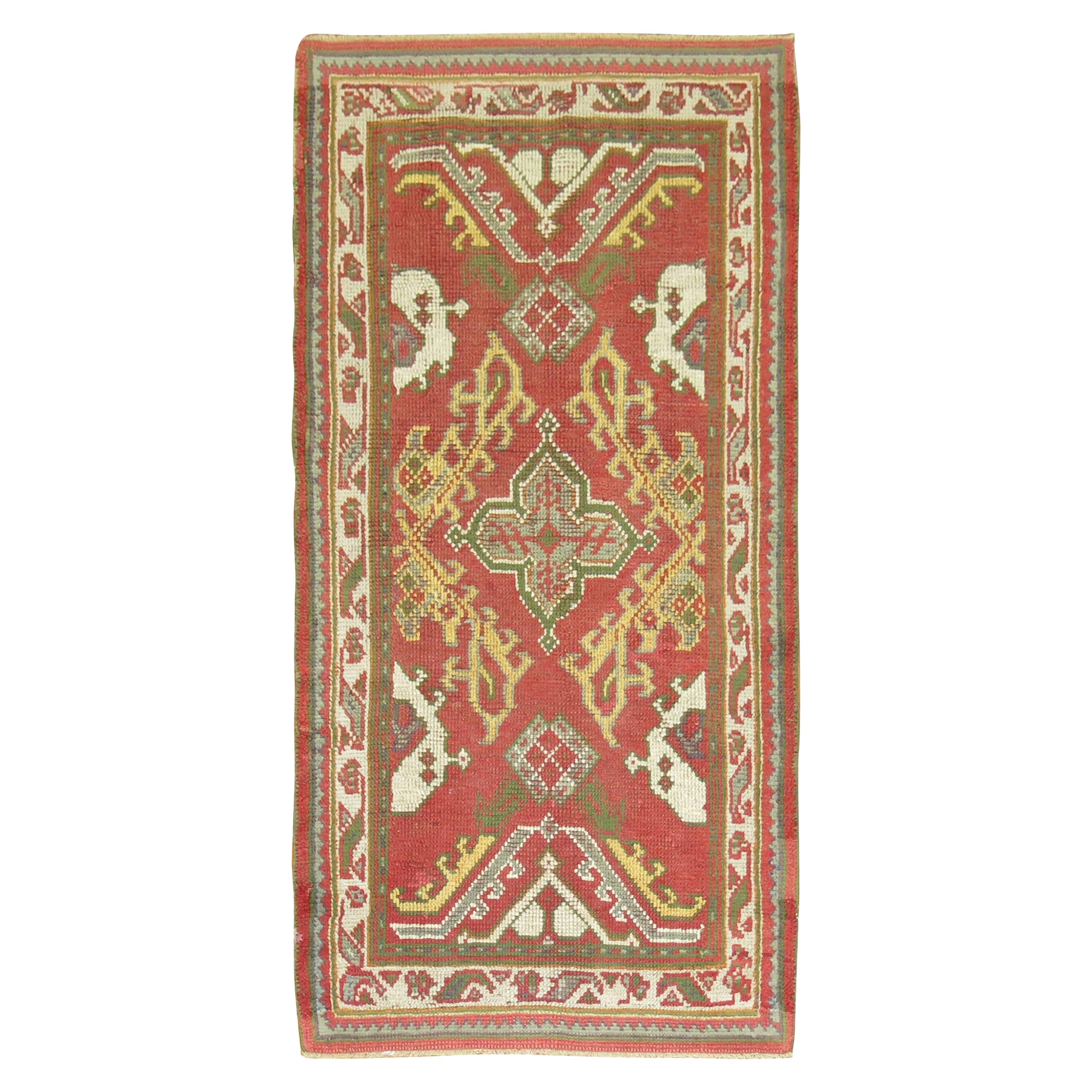 Tapis de couloir turc ancien d'Oushak