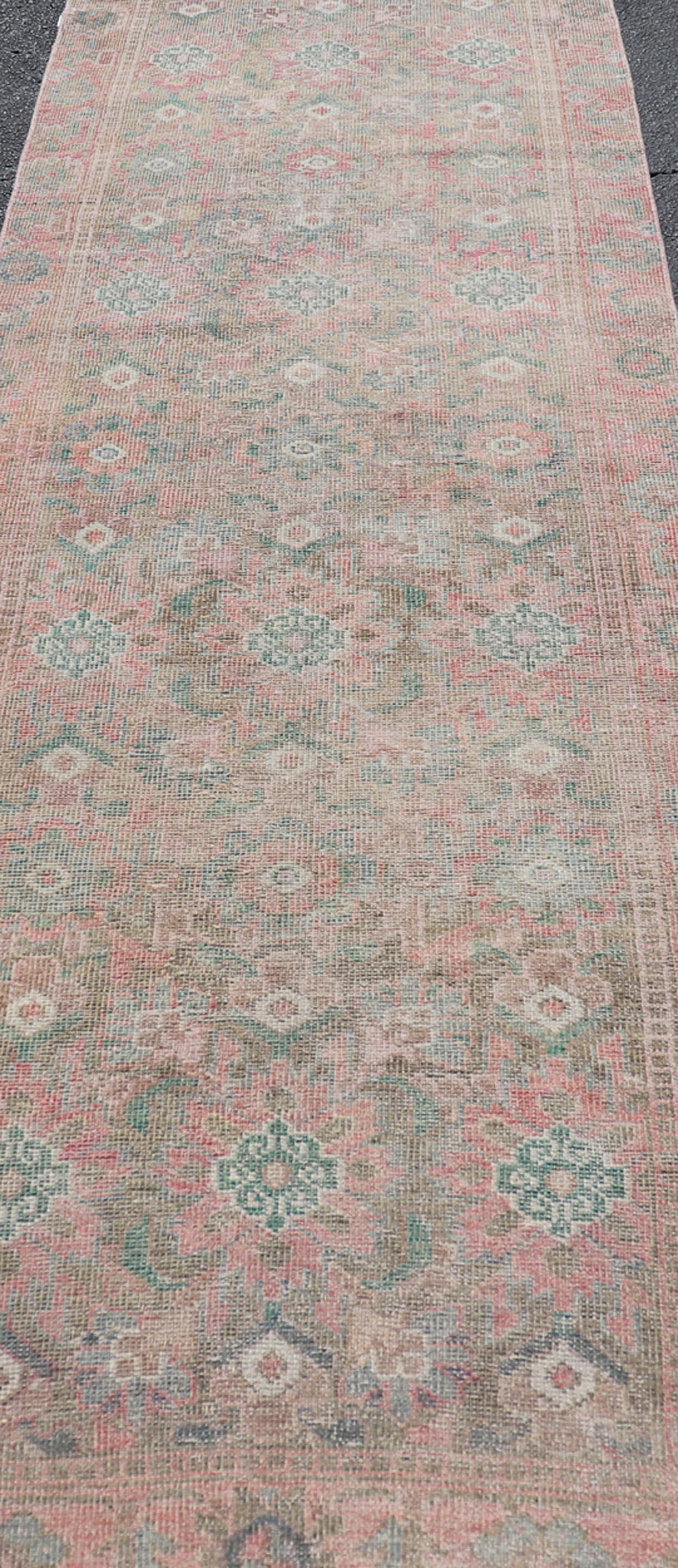 Antiker türkischer Oushak-Läufer mit gedeckten Blumenmuster in gedämpften Mustern 3'1