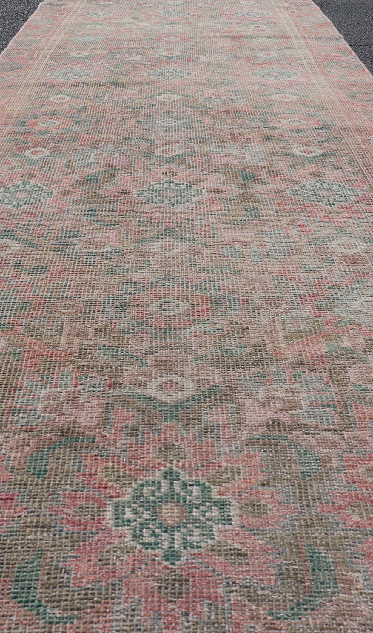 Antiker türkischer Oushak-Läufer mit gedeckten Blumenmuster in gedämpften Mustern 3'1
