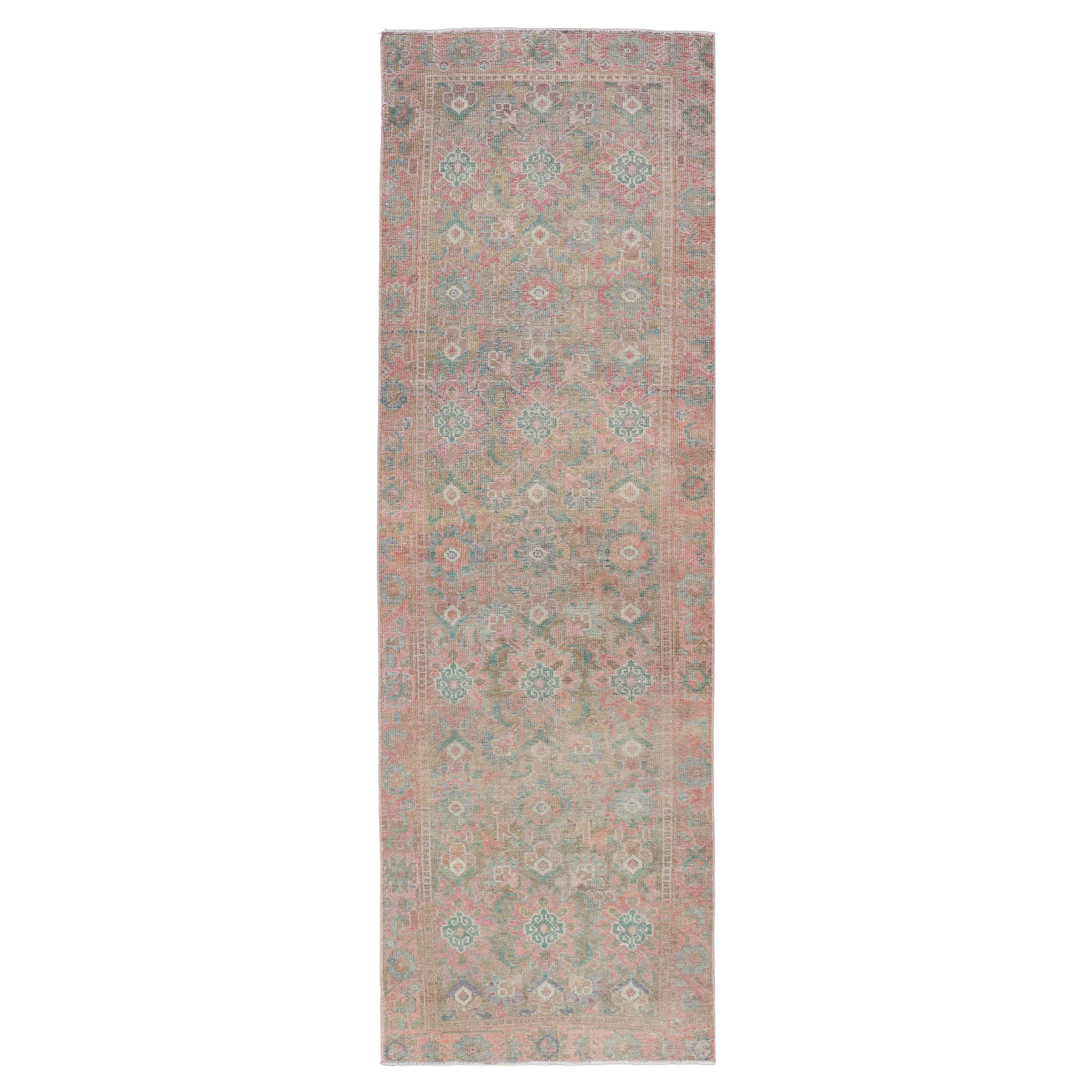 Antiker türkischer Oushak-Läufer mit gedeckten Blumenmuster in gedämpften Mustern 3'1" x 10'1"