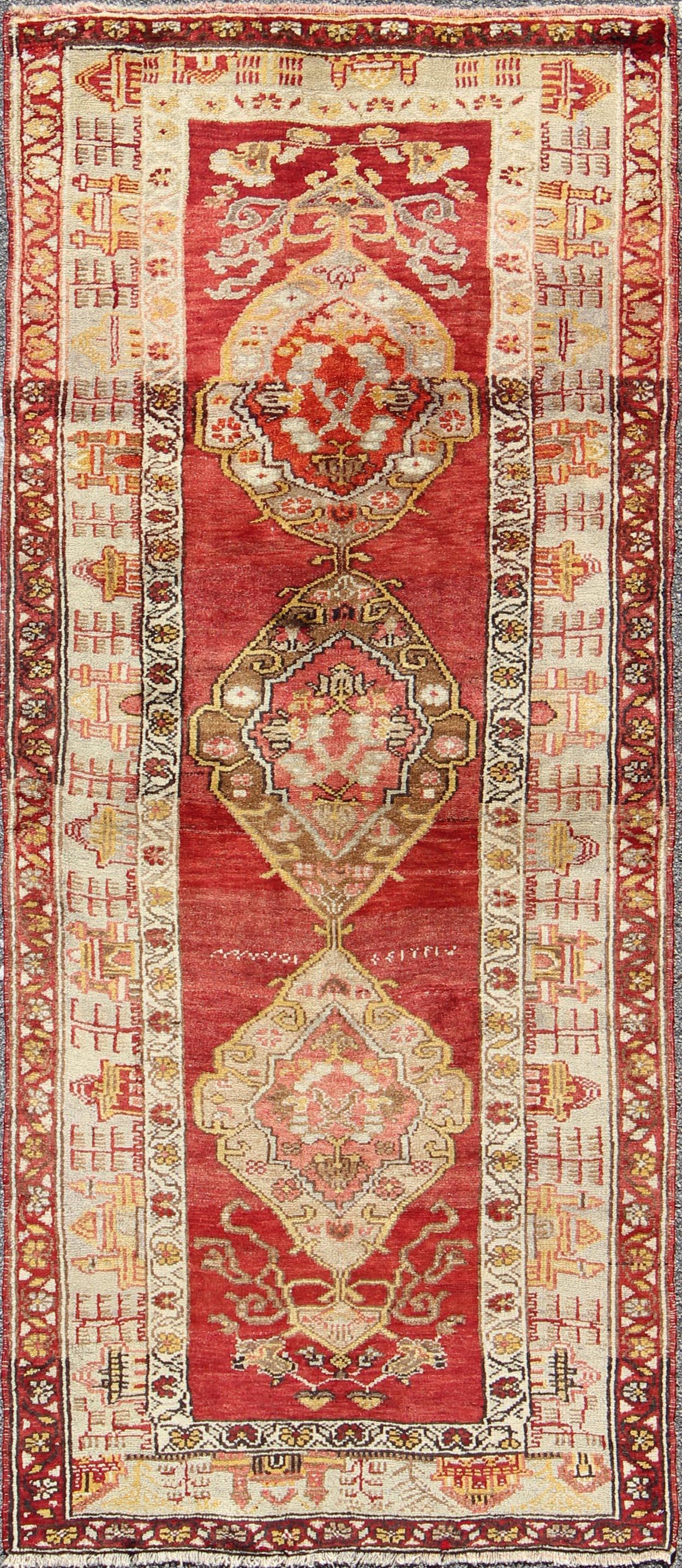 Antiker türkischer Oushak-Läufer mit rotem Hintergrund und neutralen Medaillons im Angebot 1