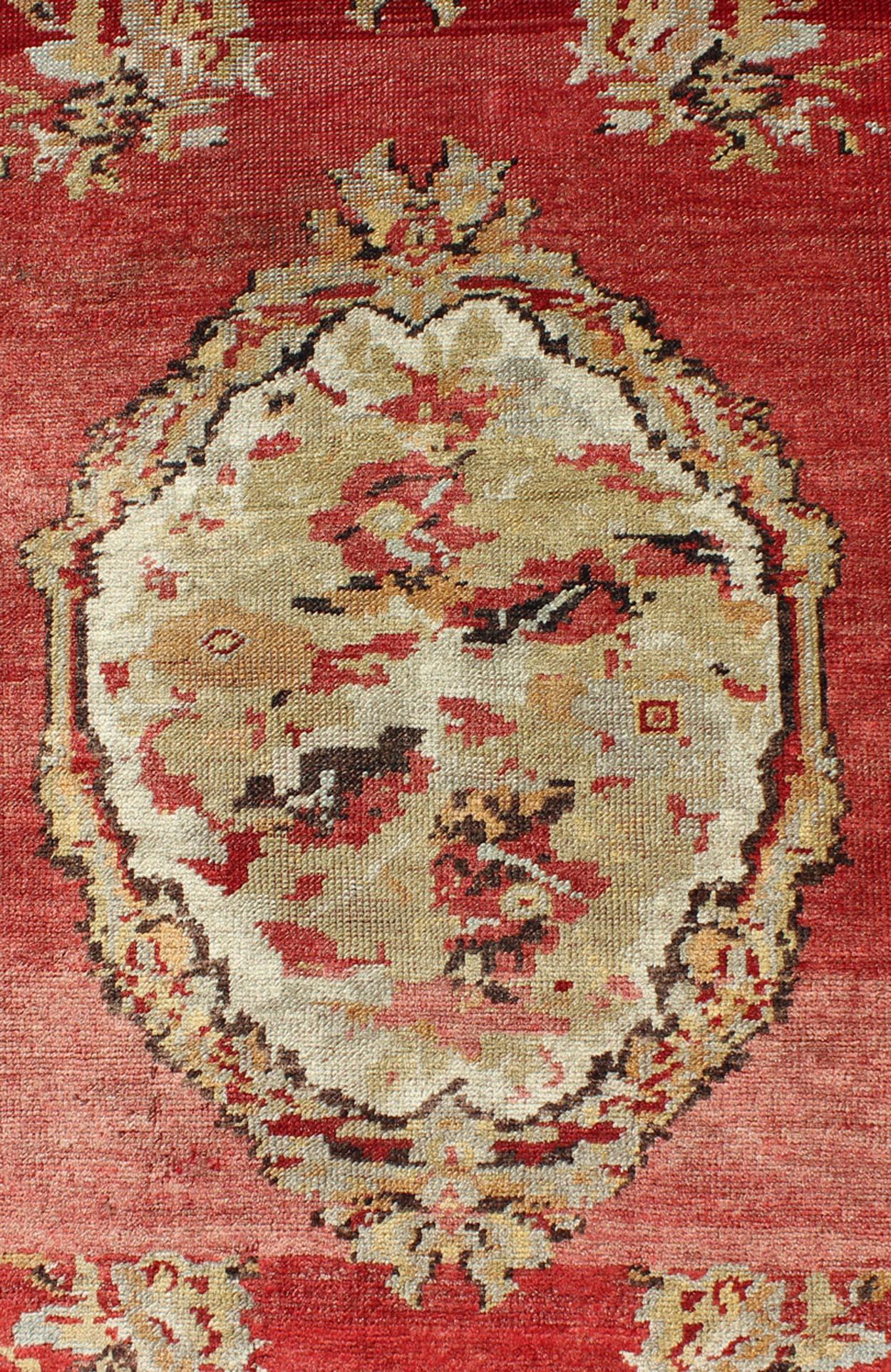 Annodato a mano Antico runner turco in Oushak con design europeo in rosso, marrone e verde in vendita